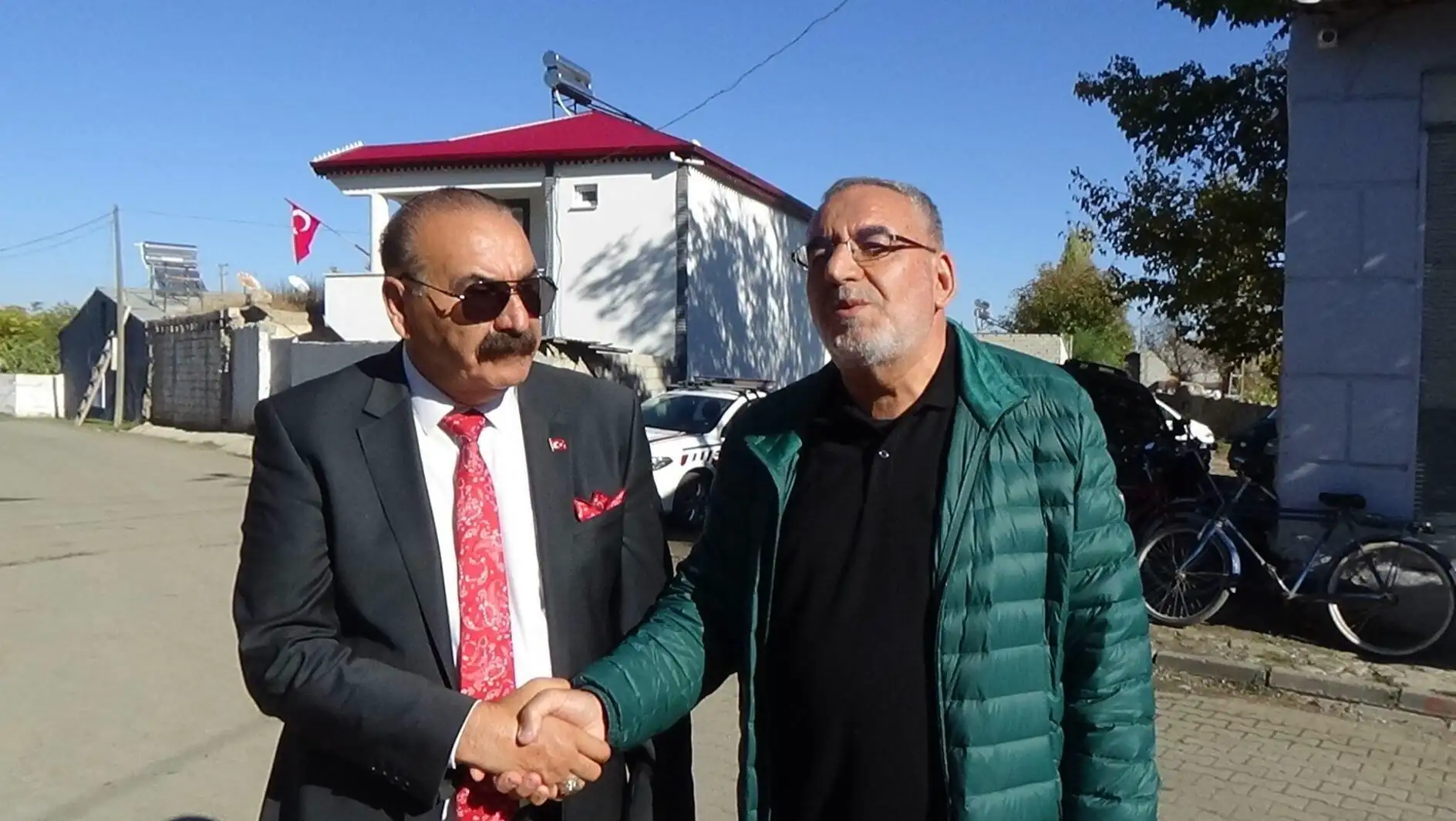 İki adam dışarıda el sıkışıyor.