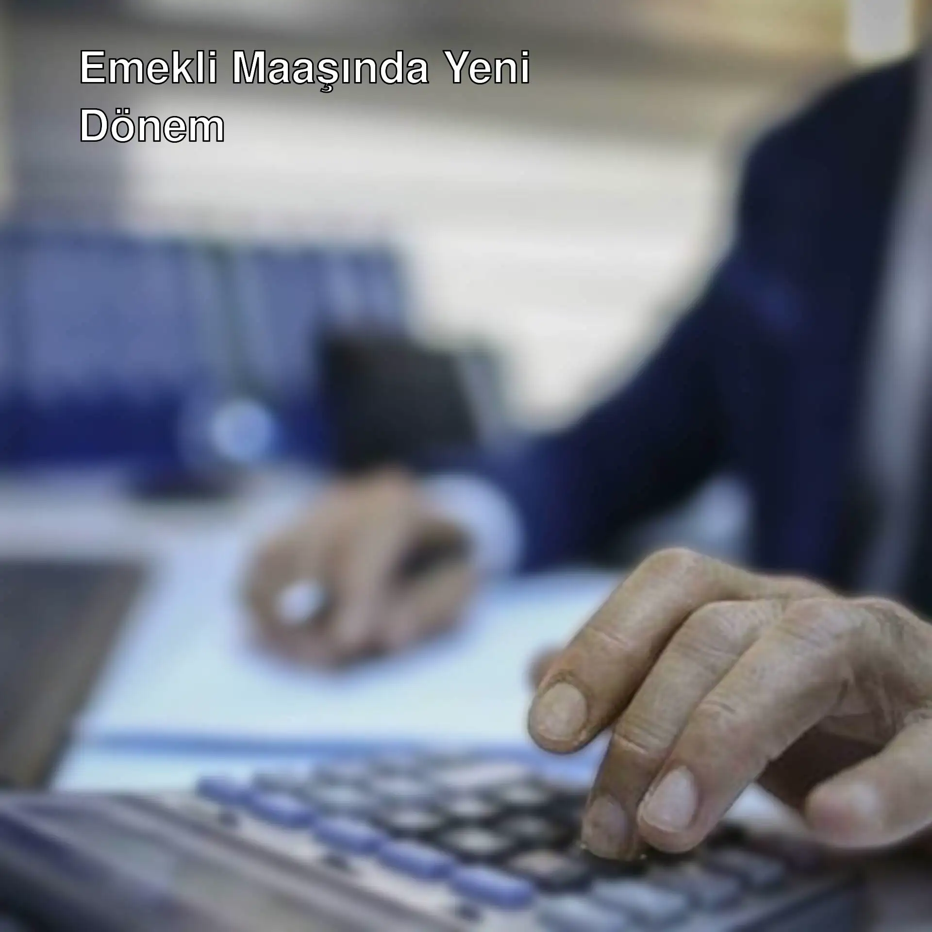 Bir kişi hesap makinesi kullanıyor.