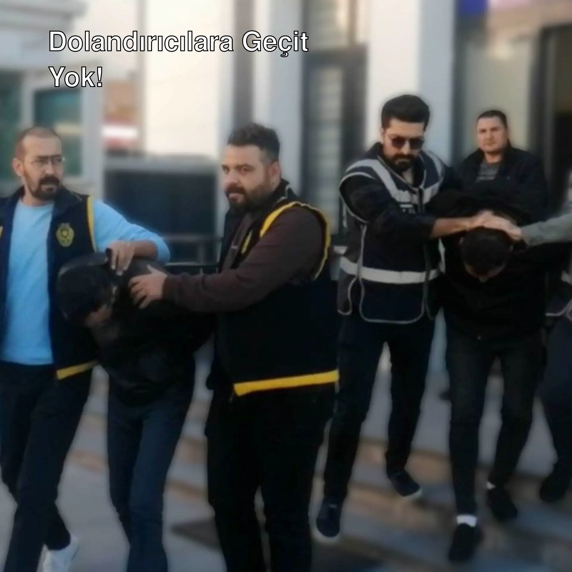 Dolandırıcılara yönelik operasyonun ardından tutuklanan şahıslar.