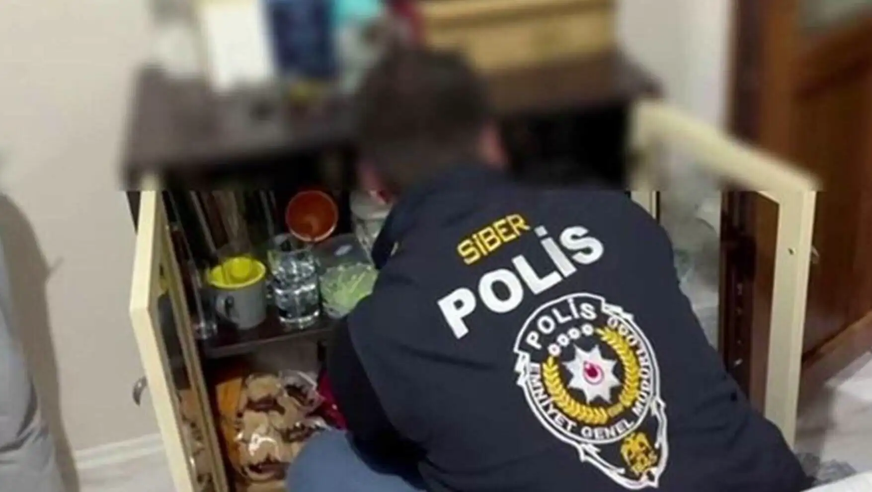 Bir kişi mavi ceket giymiş.