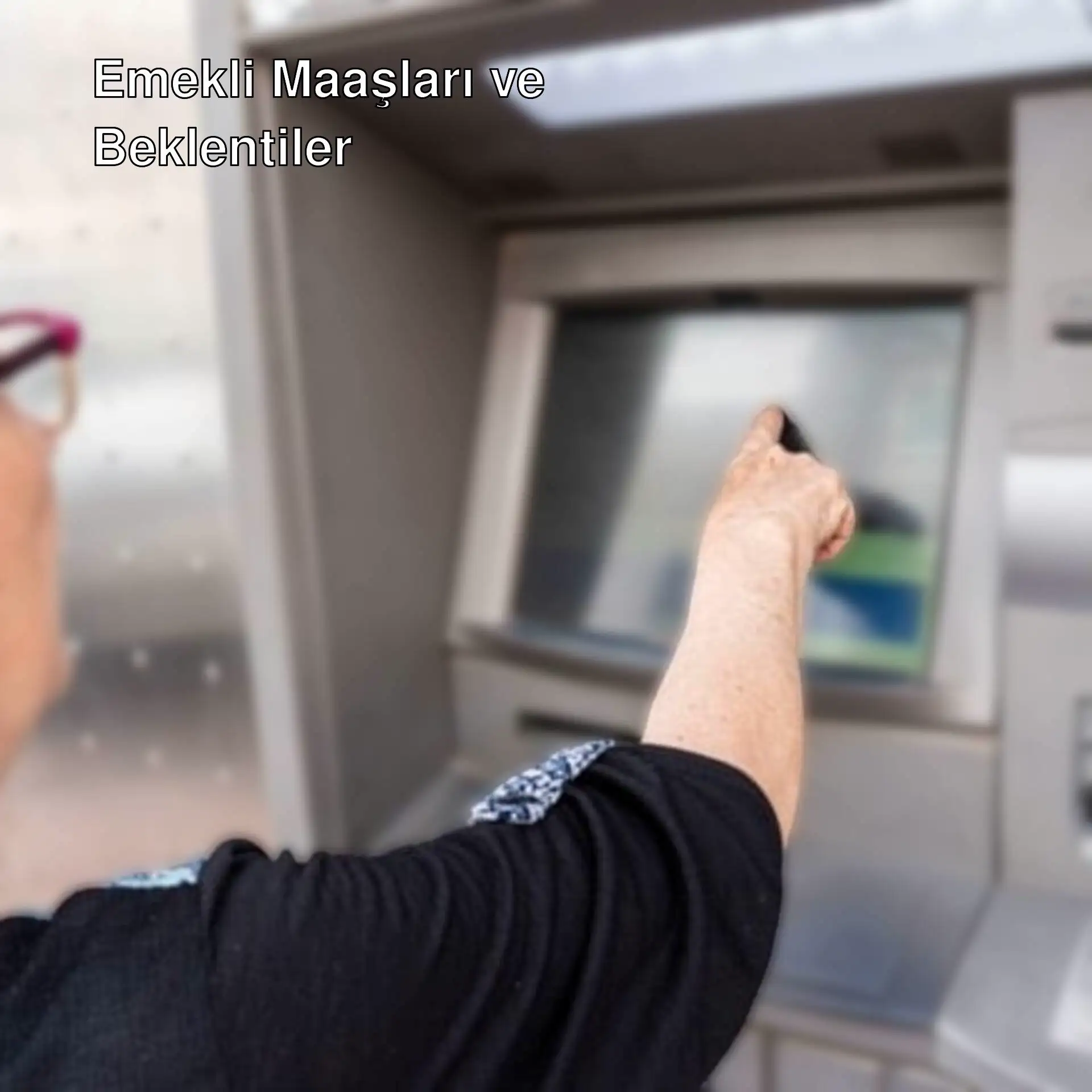 Bir kadın ATM makinesi kullanıyor. Bir kadın ATM makinesi kullanıyor.