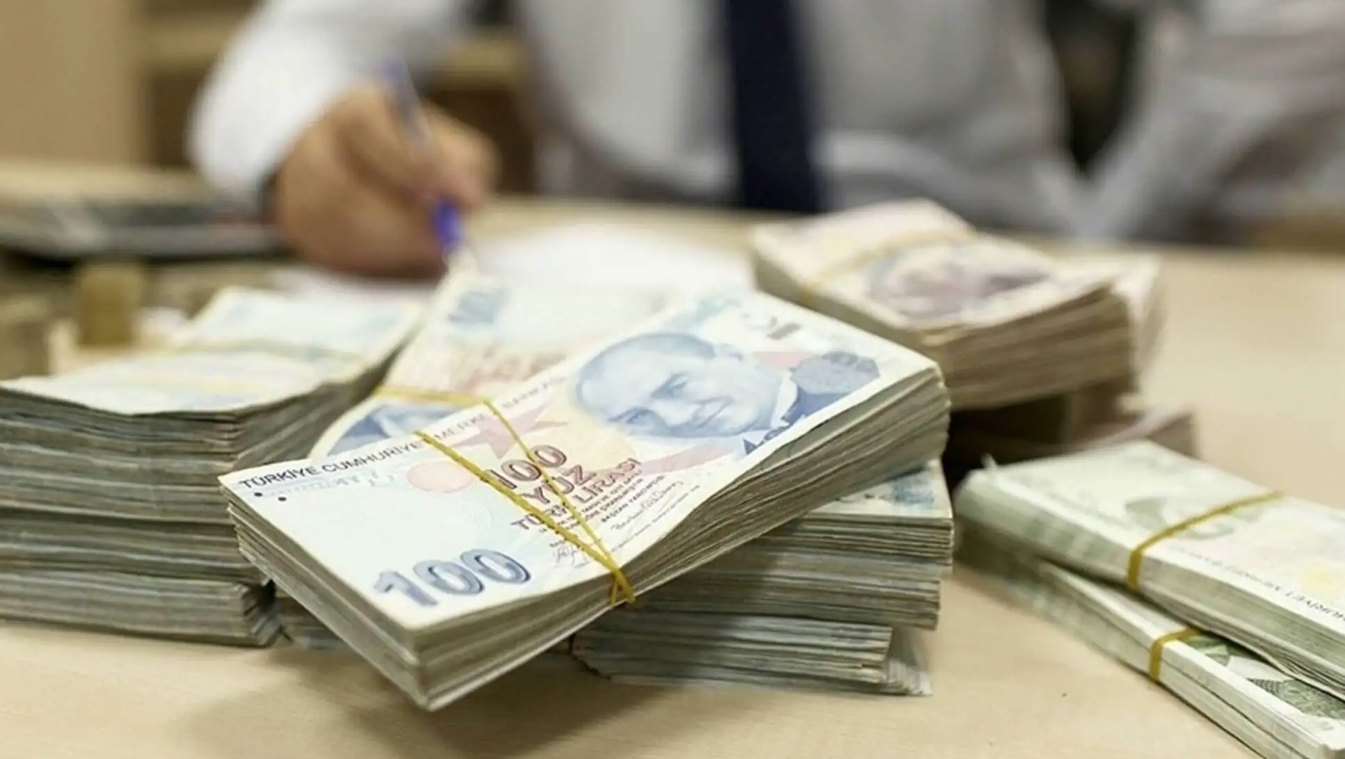 Bir masanın üzerinde bir yığın para. Bir masanın üzerinde bir yığın para.