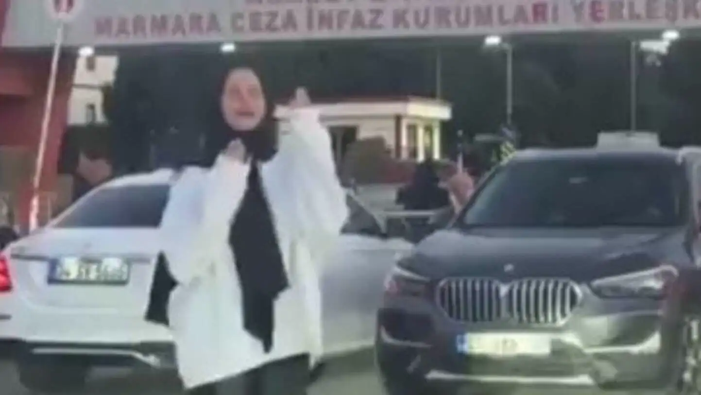 Silivri Cezaevi önünde kutlama yapan bir kadın.