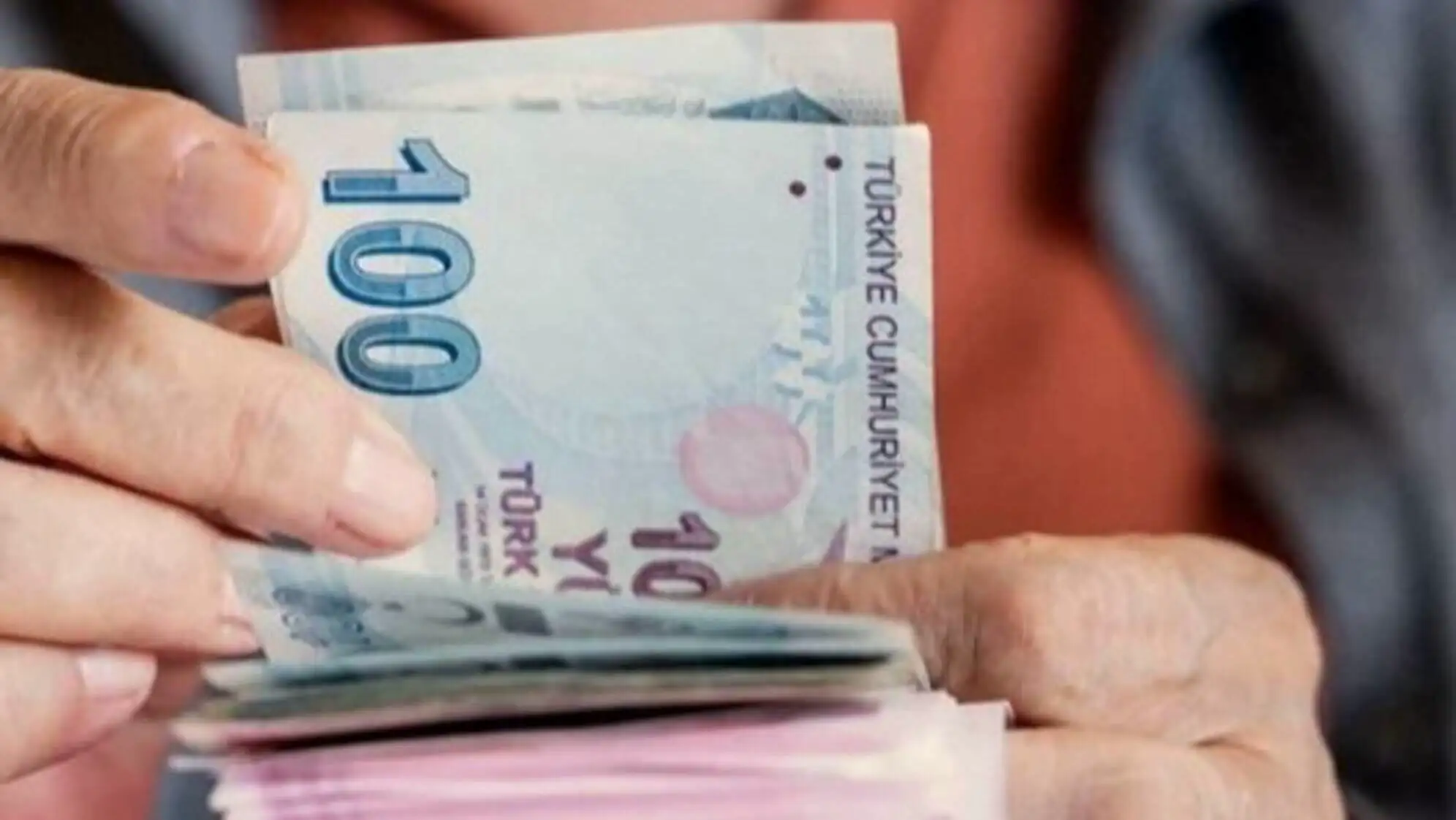 Bir kişinin para tutması. Bir kişinin para tutması.