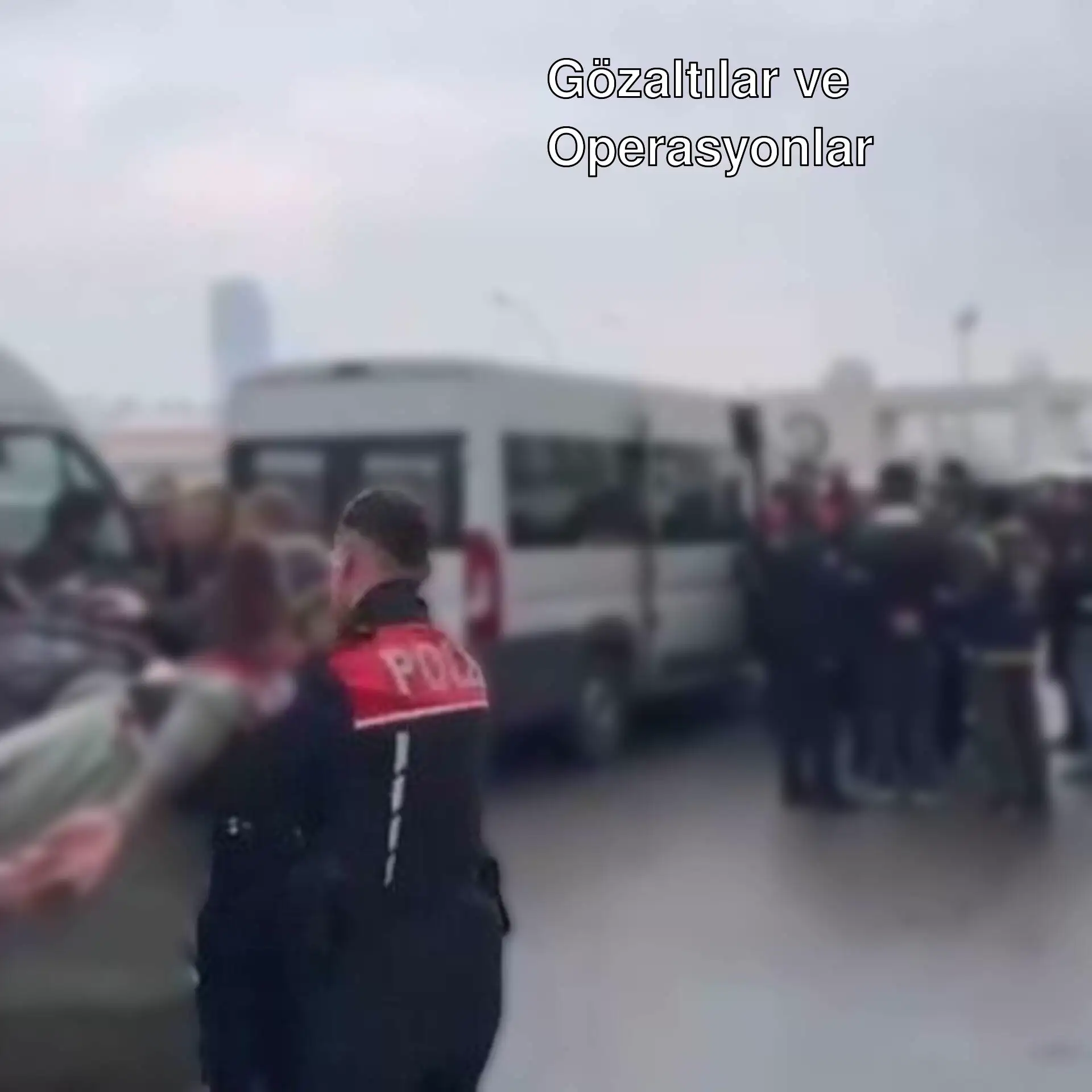 Suç örgütlerine yönelik gerçekleştirilen operasyon sırasında gözaltına alınanlar. Suç örgütlerine yönelik gerçekleştirilen operasyon sırasında gözaltına alınanlar.