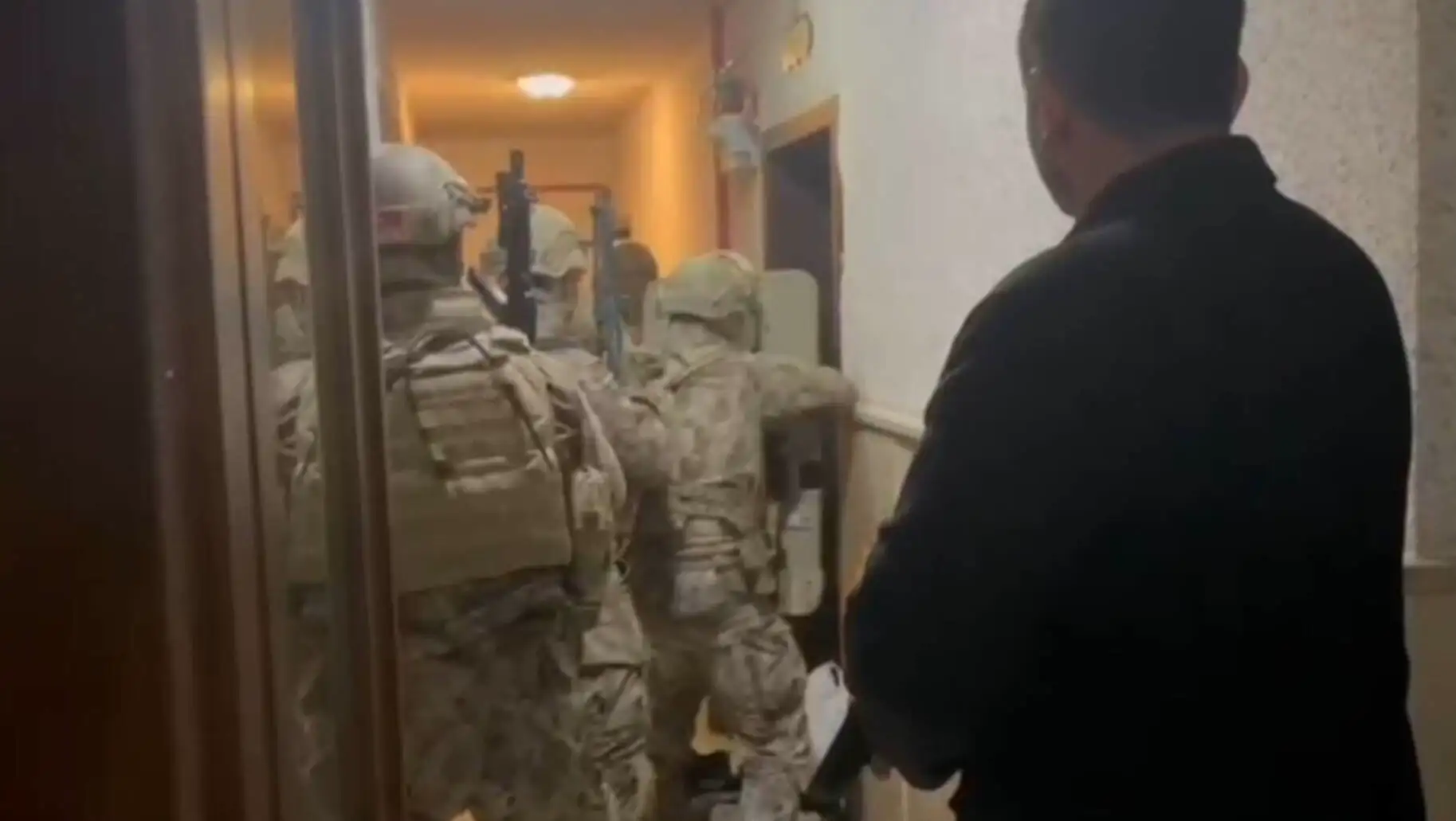 Suç örgütlerine yönelik operasyon sırasında gözaltına alınan şüpheliler.