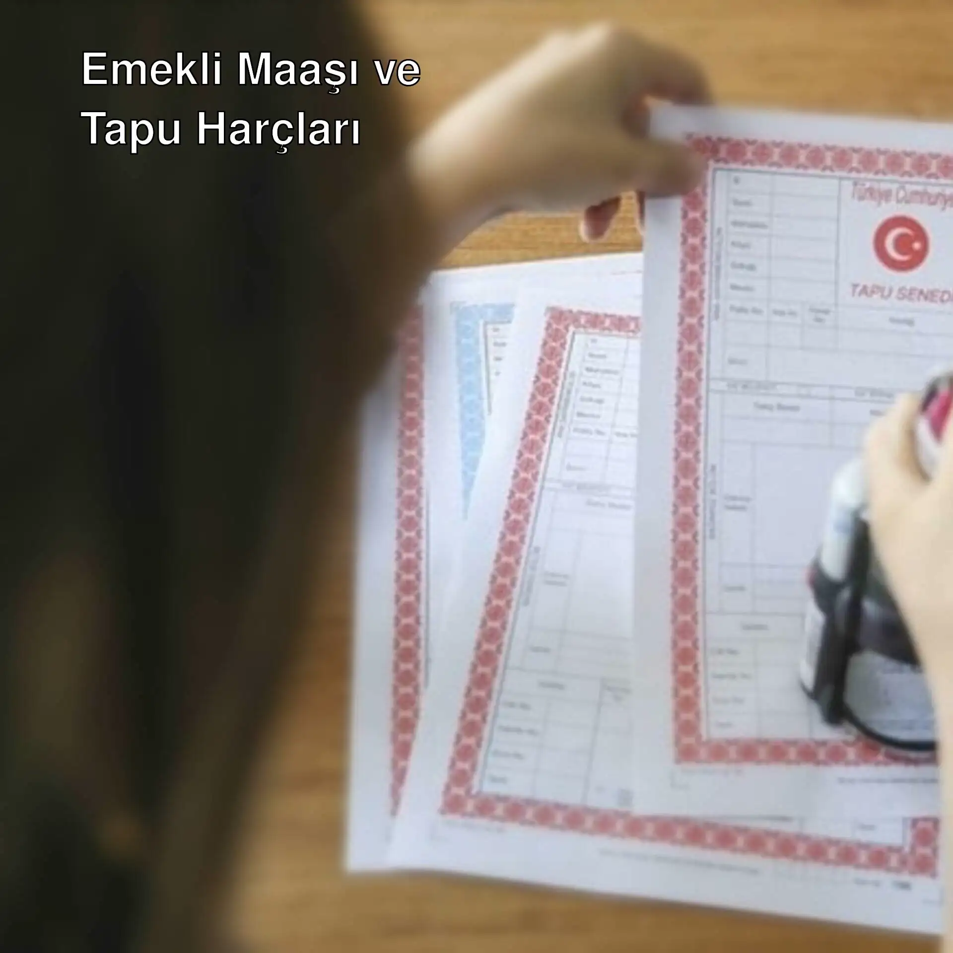 Bir kişi, bir kağıt üzerinde mühür tutuyor. Bir kişi, bir kağıt üzerinde mühür tutuyor.