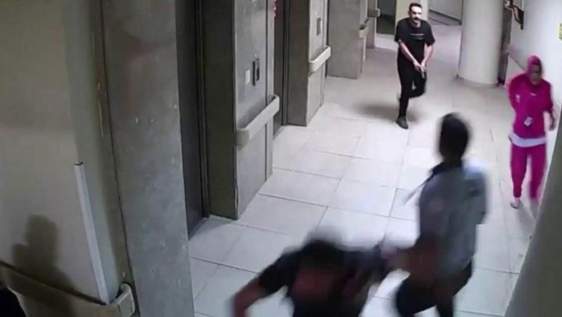 Hastane koridorunda koşan bir adam. Hastane koridorunda koşan bir adam.