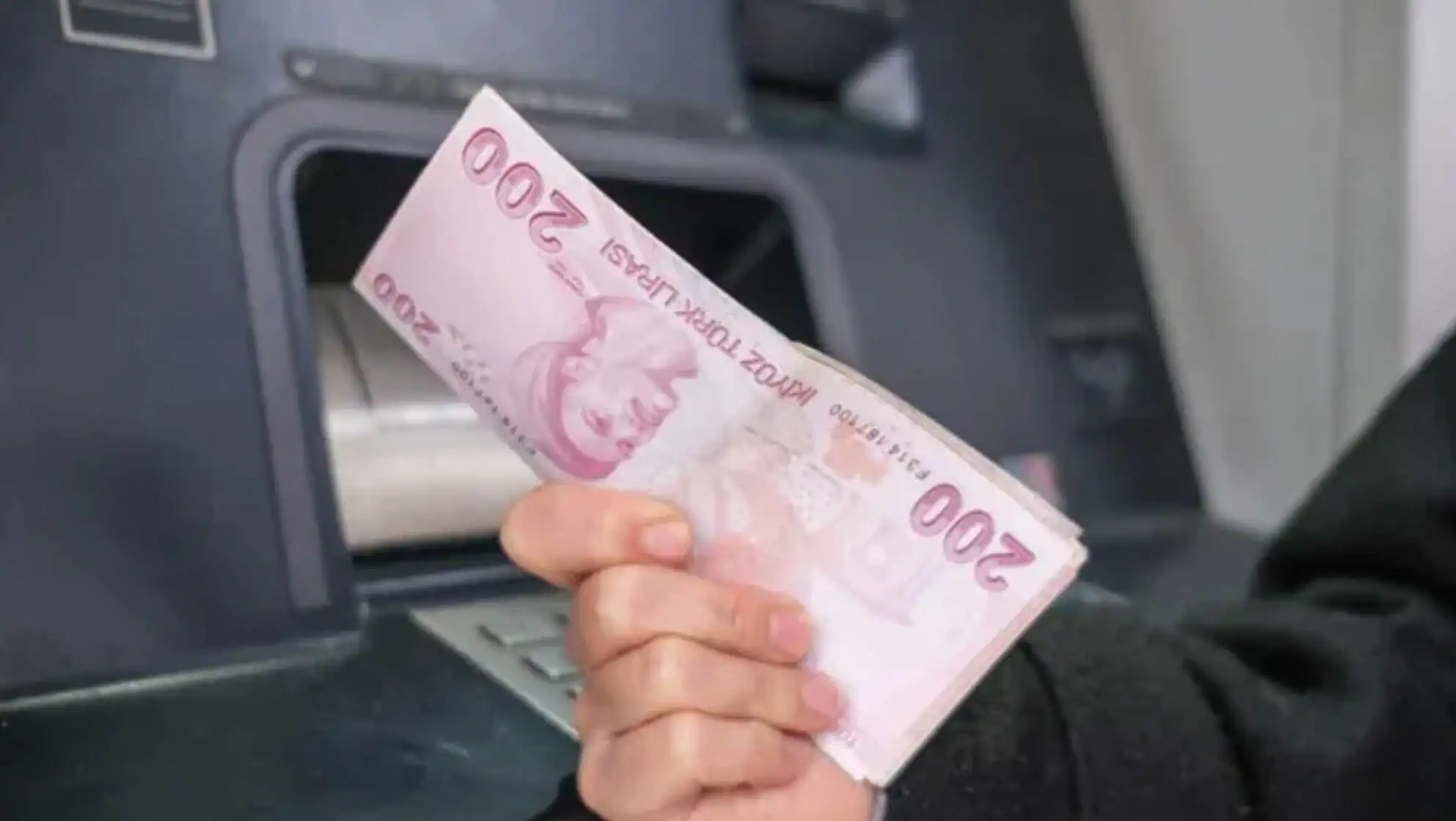 Bir el, Türk lirası tutuyor.