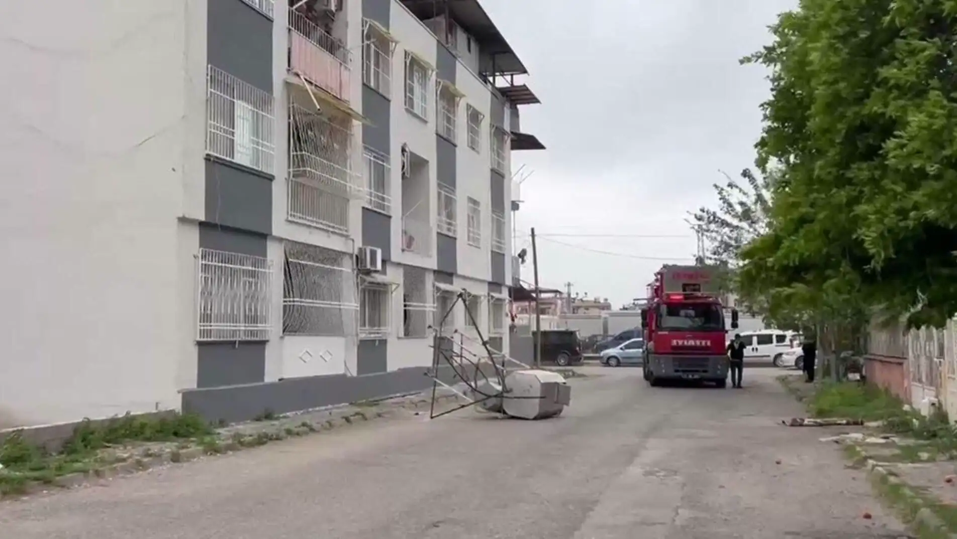 Fırtına sonrası devrilen direkler. Fırtına sonrası devrilen direkler.
