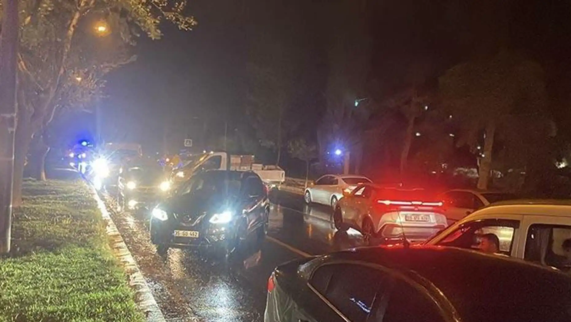 Fırtına sonrası yolda kalan araçlar. Fırtına sonrası yolda kalan araçlar.