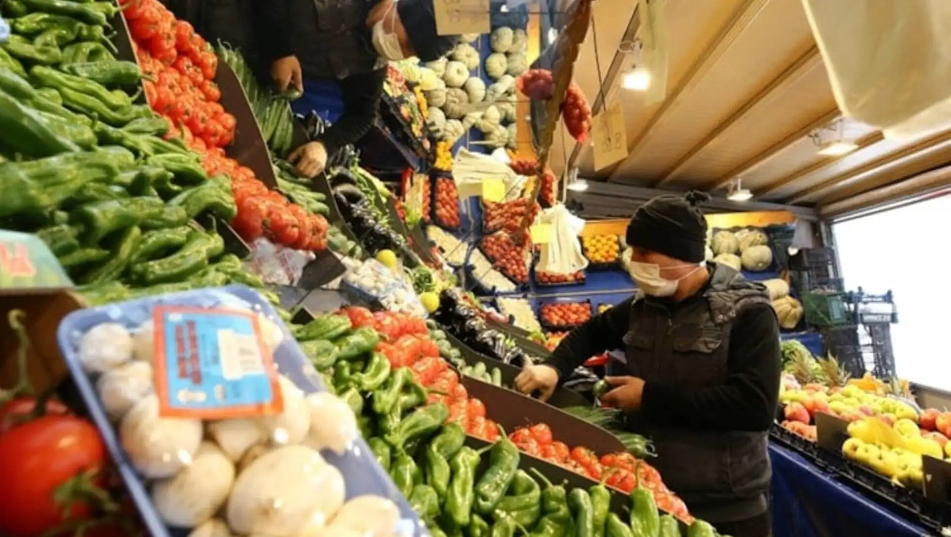 Bir grup insan markette. Bir grup insan markette.