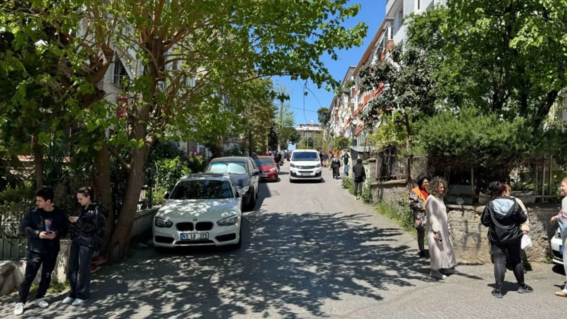 İstanbul'da deprem sonrası kalabalık bir grup insan. İstanbul'da deprem sonrası kalabalık bir grup insan.