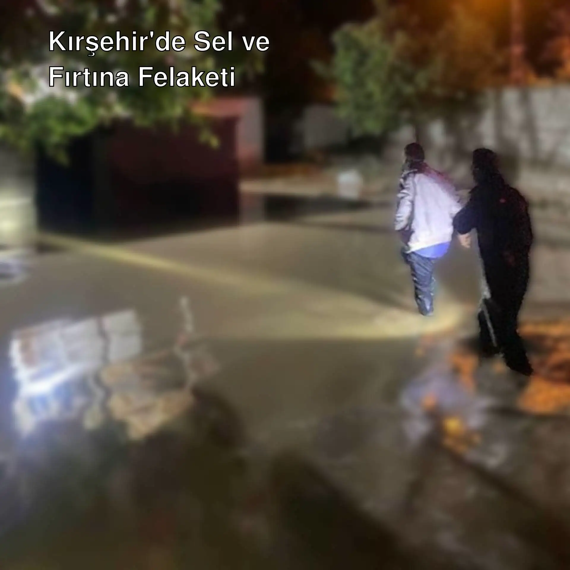 Kırşehir'de sel felaketi sonrası yürüyen insanlar. Kırşehir'de sel felaketi sonrası yürüyen insanlar.