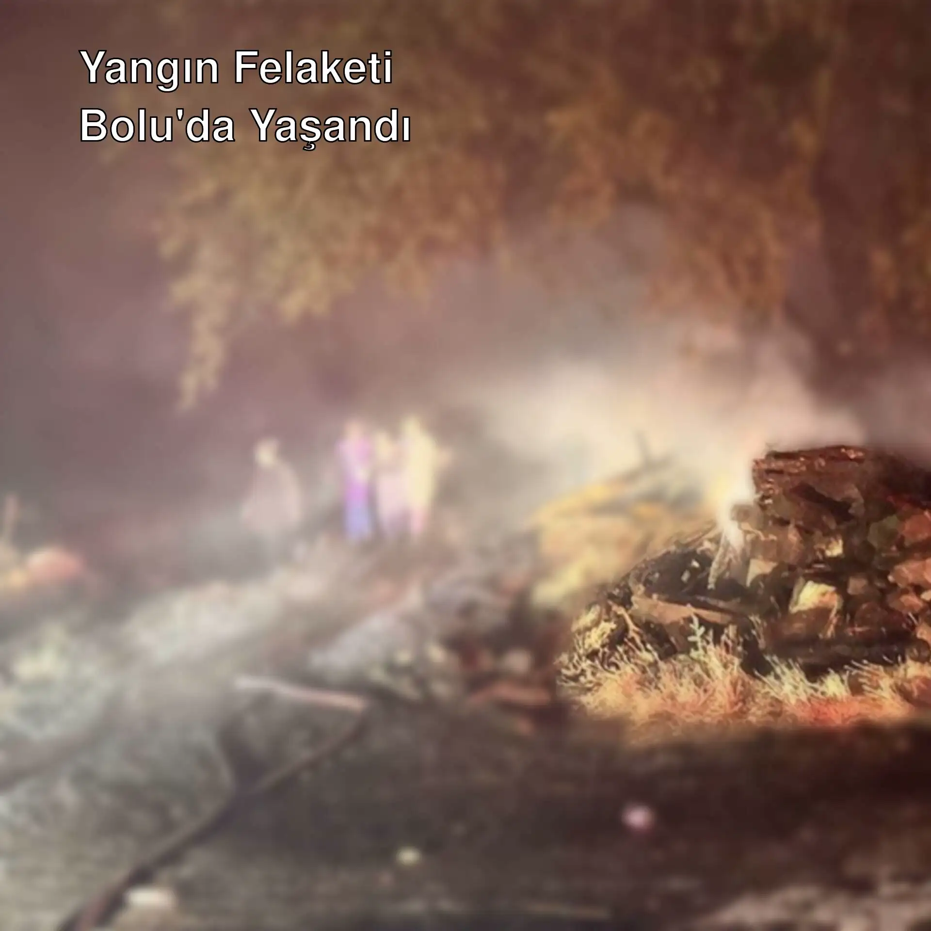 Bolu'da yangın felaketi sonrası köydeki dumanlı görüntü. Bolu'da yangın felaketi sonrası köydeki dumanlı görüntü.