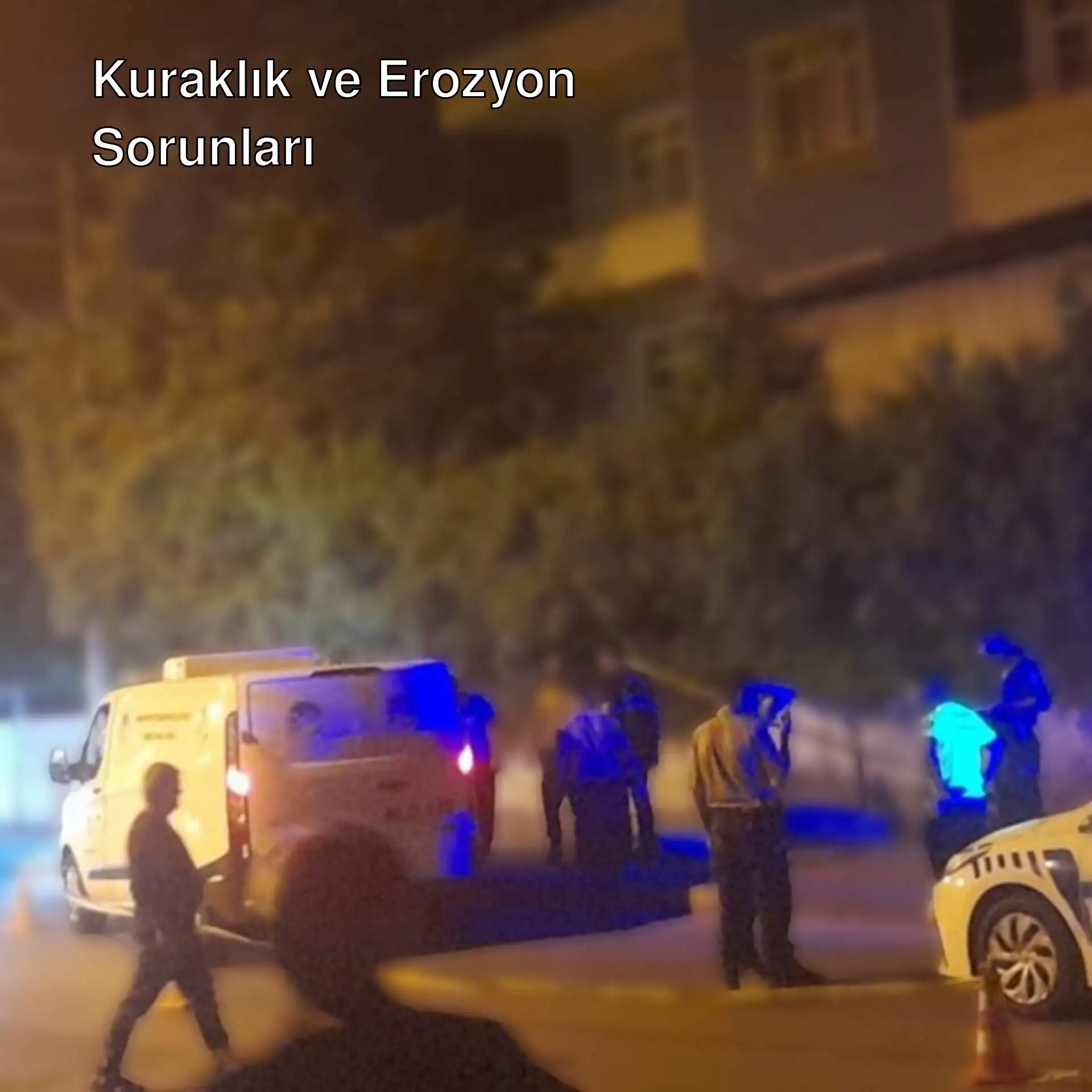 Kuraklık ve erozyon sorunları hakkında bilgi veren bir grup insan. Kuraklık ve erozyon sorunları hakkında bilgi veren bir grup insan.