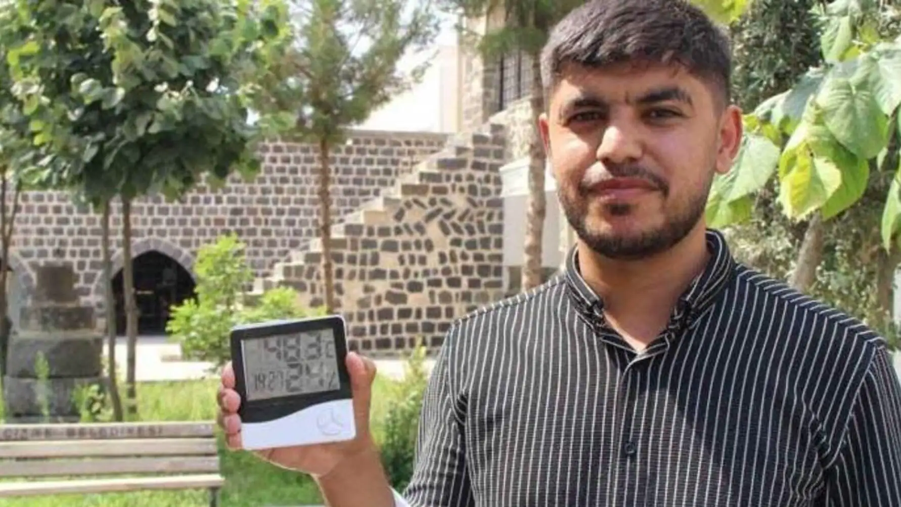 Shopkeepers in Cizre are struggling due to the hot weather. Shopkeepers in Cizre are struggling due to the hot weather.