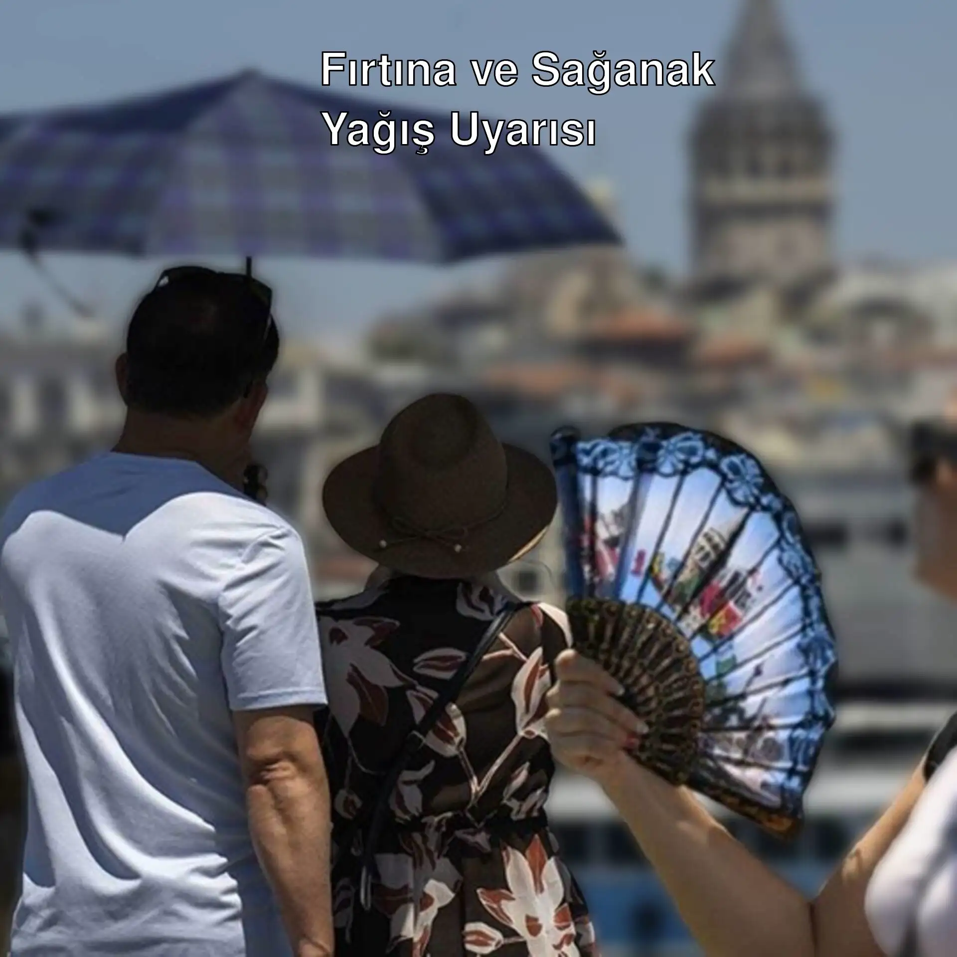 Bir grup insan şemsiye tutuyor. Bir grup insan şemsiye tutuyor.