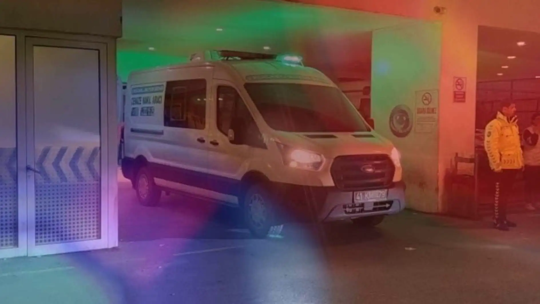 Yıldırım düşmesi sonucu yaralanan bir aile ambulansa taşınıyor.