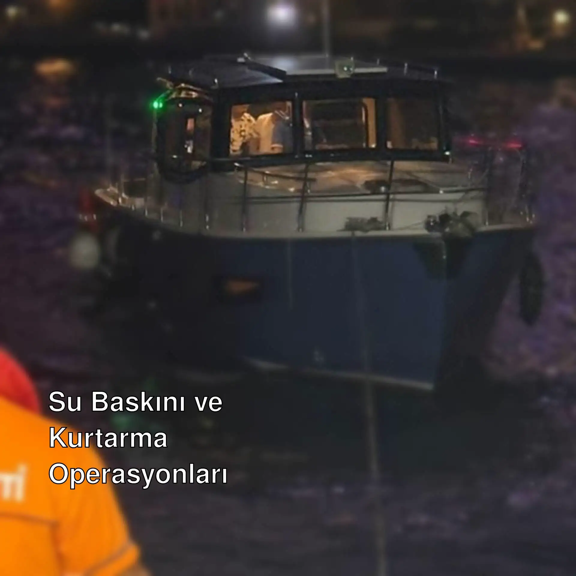 İstanbul Boğazı'nda su alan bir tekne.