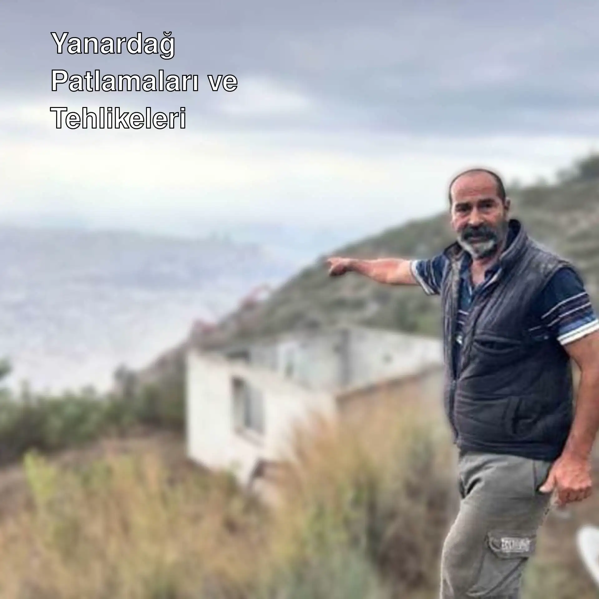 Bir adam, bir binaya işaret ediyor.