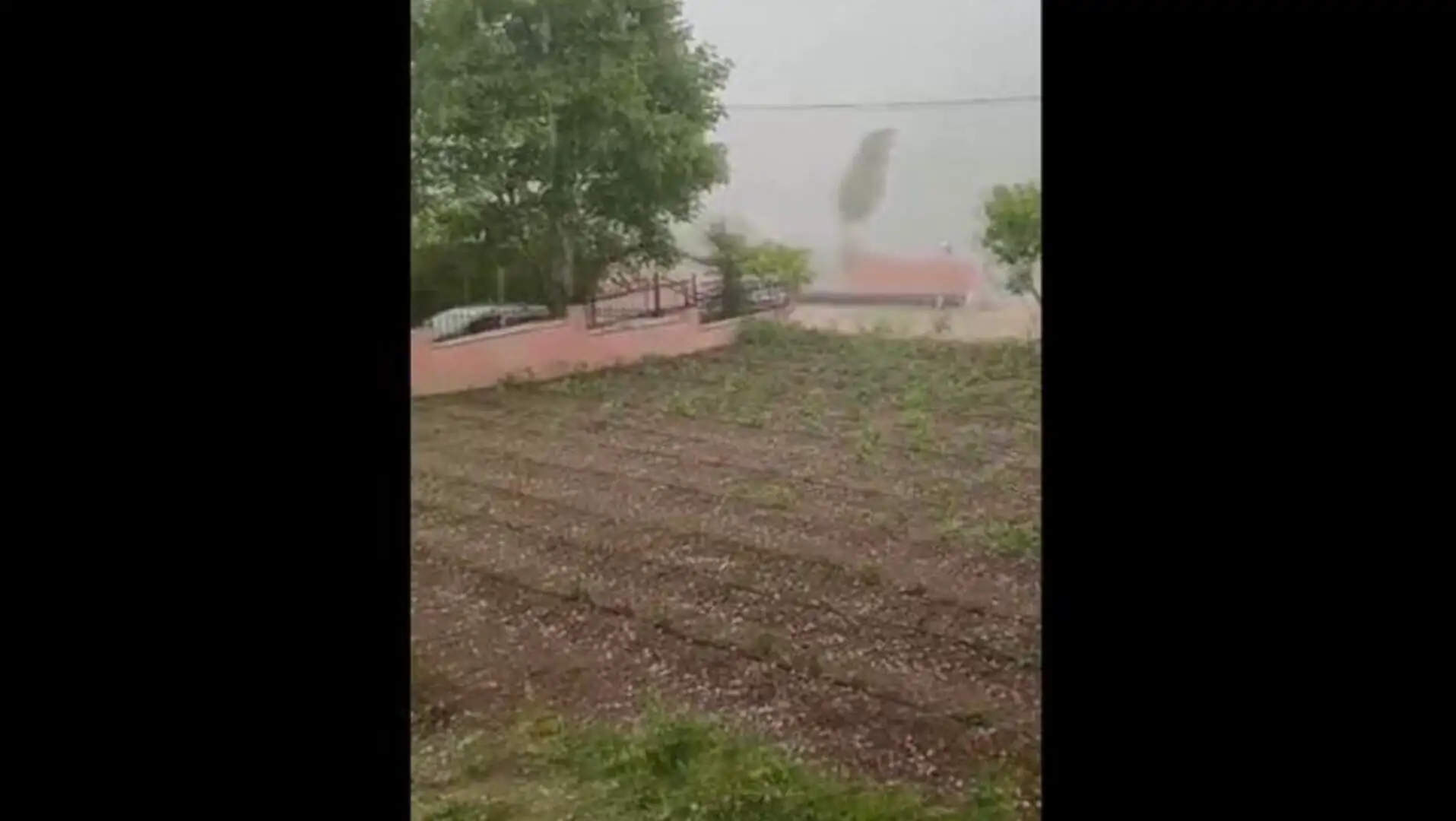 Dolu yağışı sonrası zarar gören tarım arazileri.