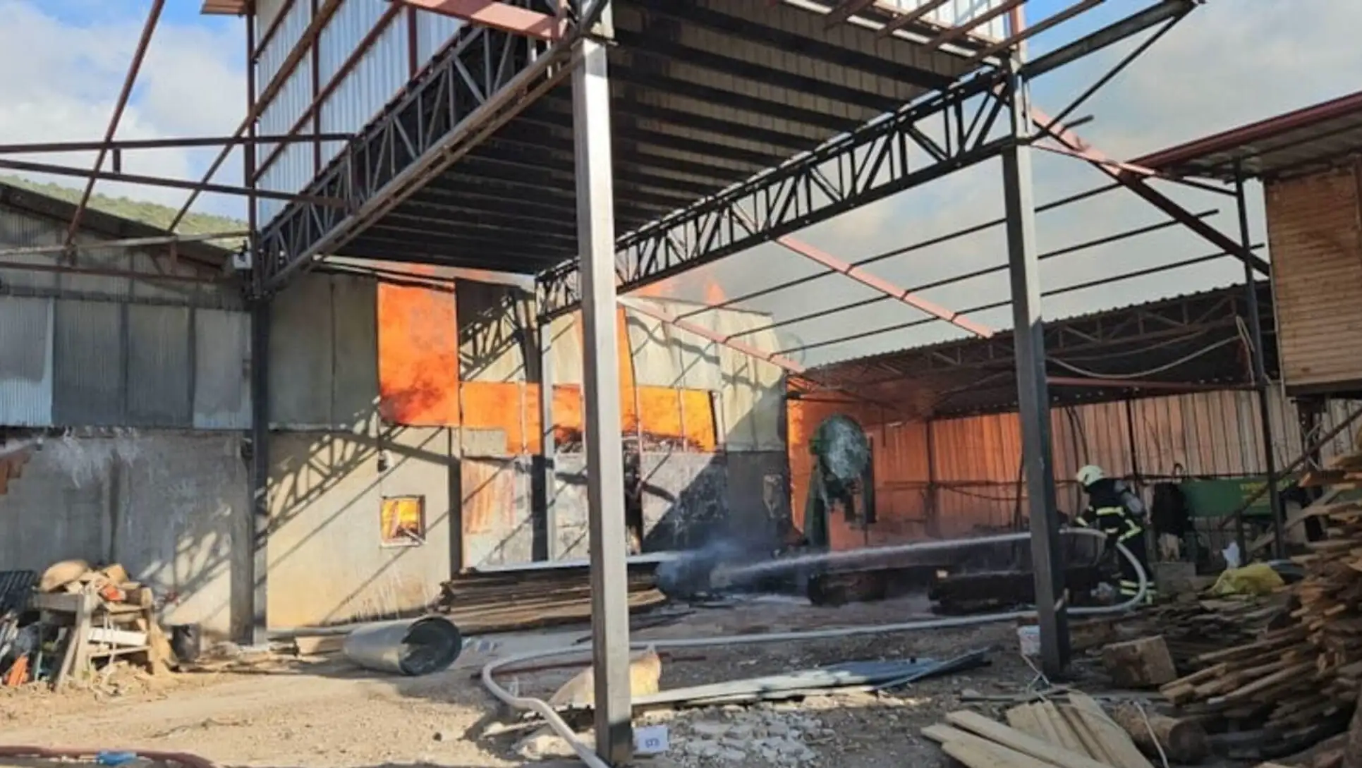Alevlerin yükseldiği bir kereste fabrikası.