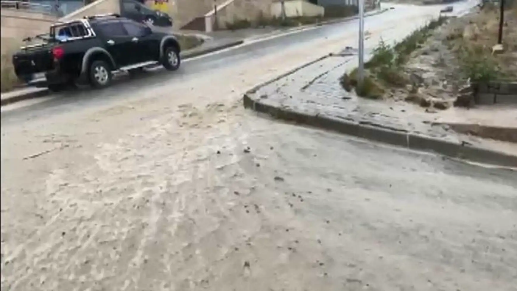 Fırtına sonrası devrilen ağaçlar ve hasar gören araçlar. Fırtına sonrası devrilen ağaçlar ve hasar gören araçlar.