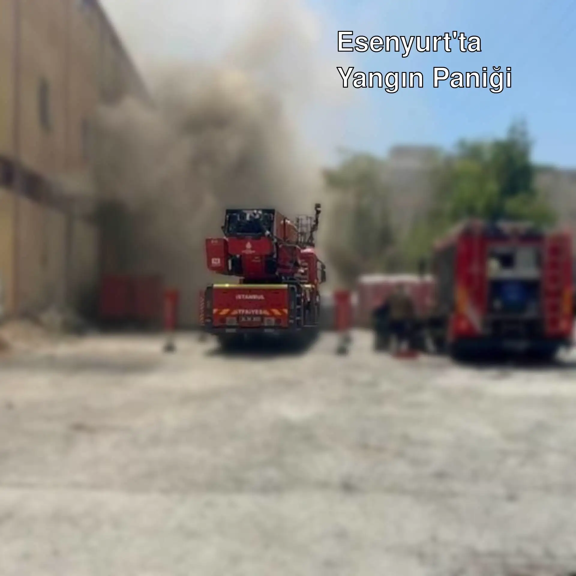 Esenyurt'ta yangın çıkan bina ve itfaiye aracı. Esenyurt'ta yangın çıkan bina ve itfaiye aracı.