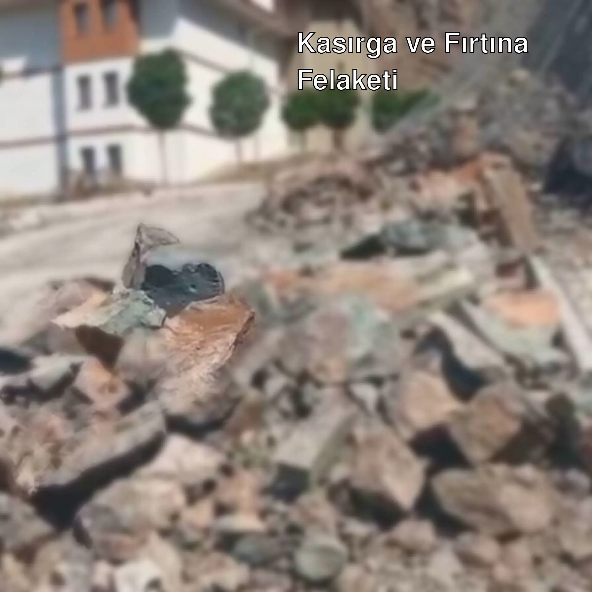 Yolda birikmiş taşlar. Artvin'deki fırtına sonrası görüntü. Yolda birikmiş taşlar. Artvin'deki fırtına sonrası görüntü.