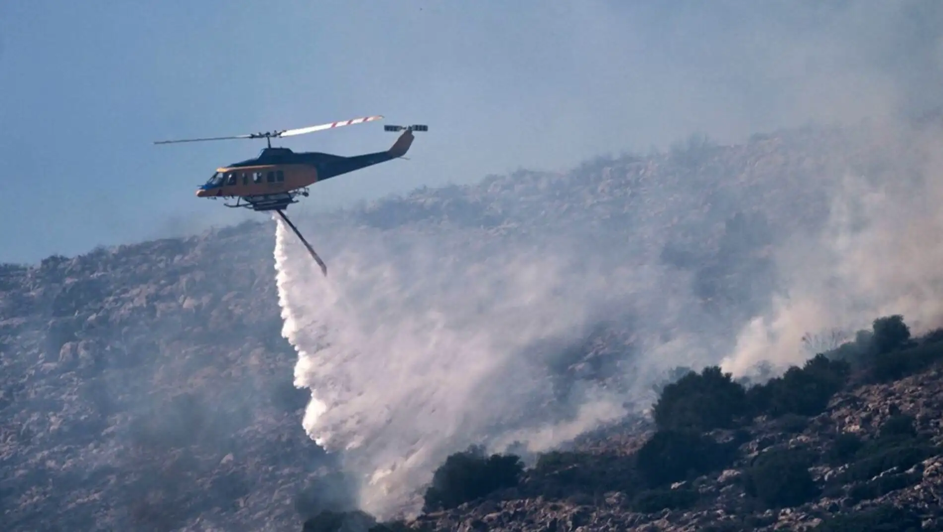 Yangın söndürme helikopteri orman yangınına su bırakıyor. Yangın söndürme helikopteri orman yangınına su bırakıyor.