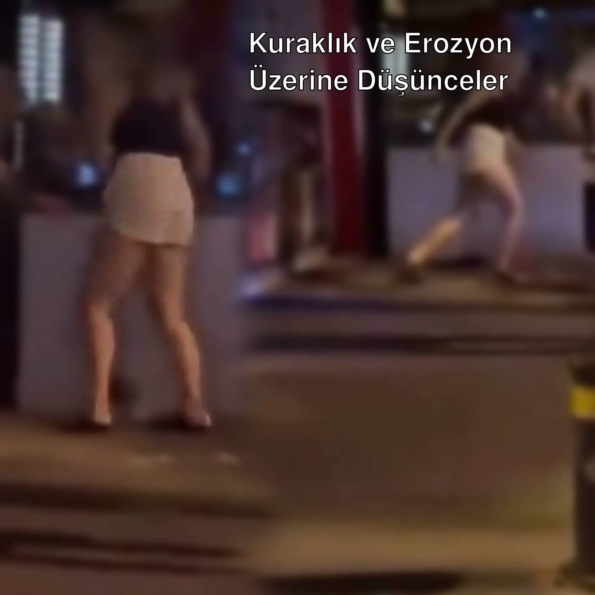 İstanbul'da bir grup insan sokakta koşuyor.