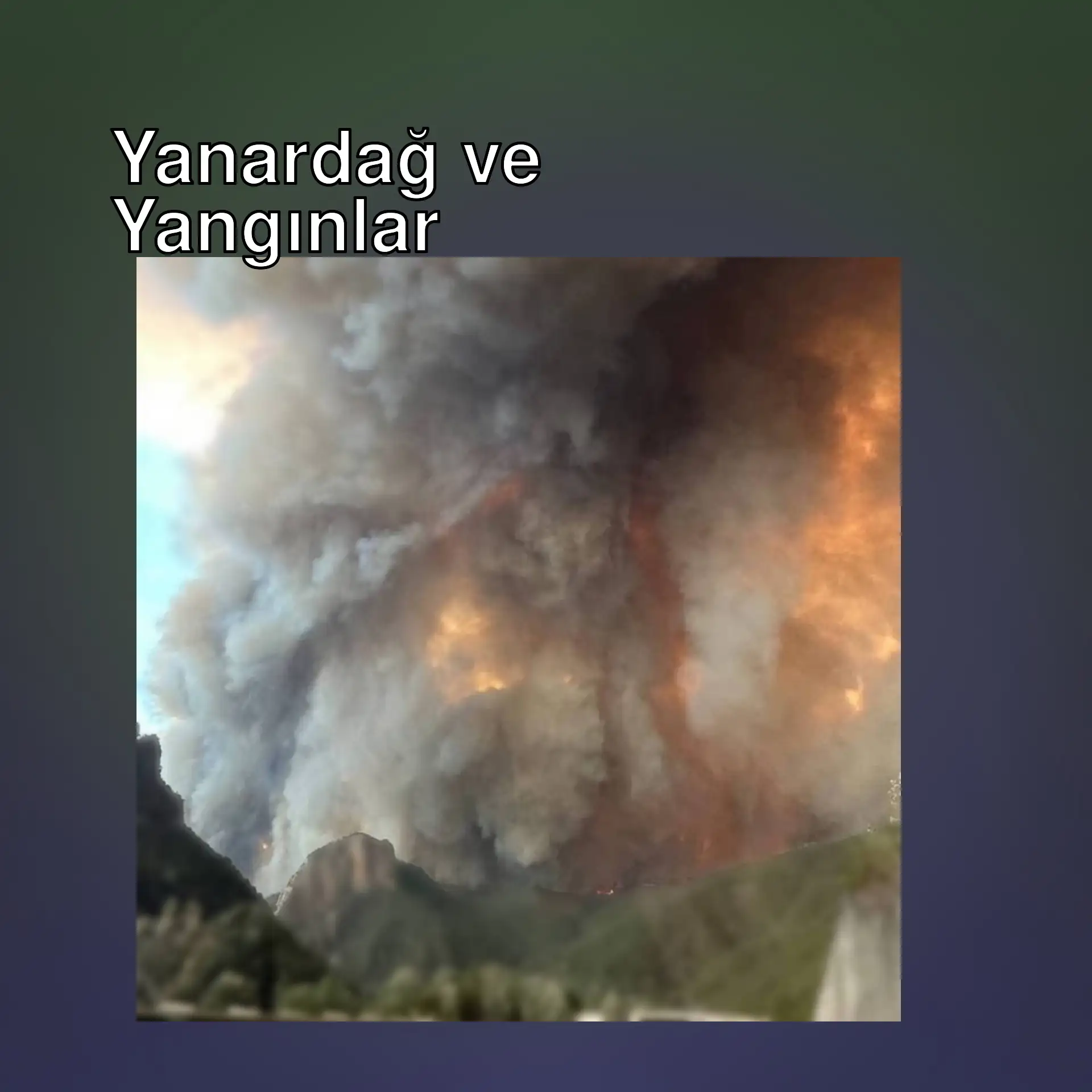 Büyük bir duman bulutu orman yangınının üzerinde Büyük bir duman bulutu orman yangınının üzerinde