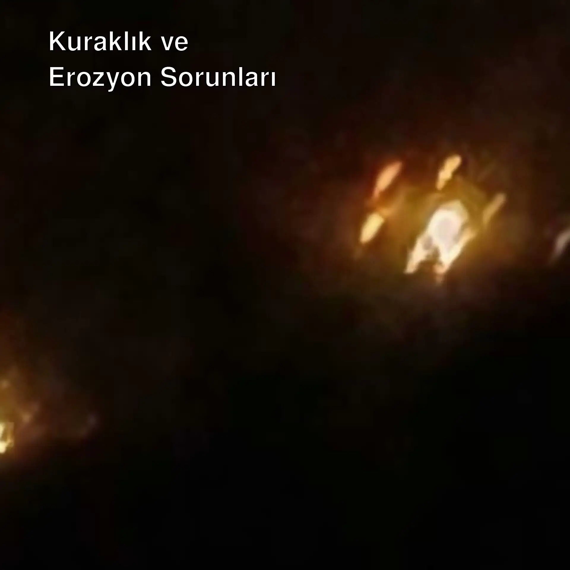 Gece karanlığında parlayan ışıklar.