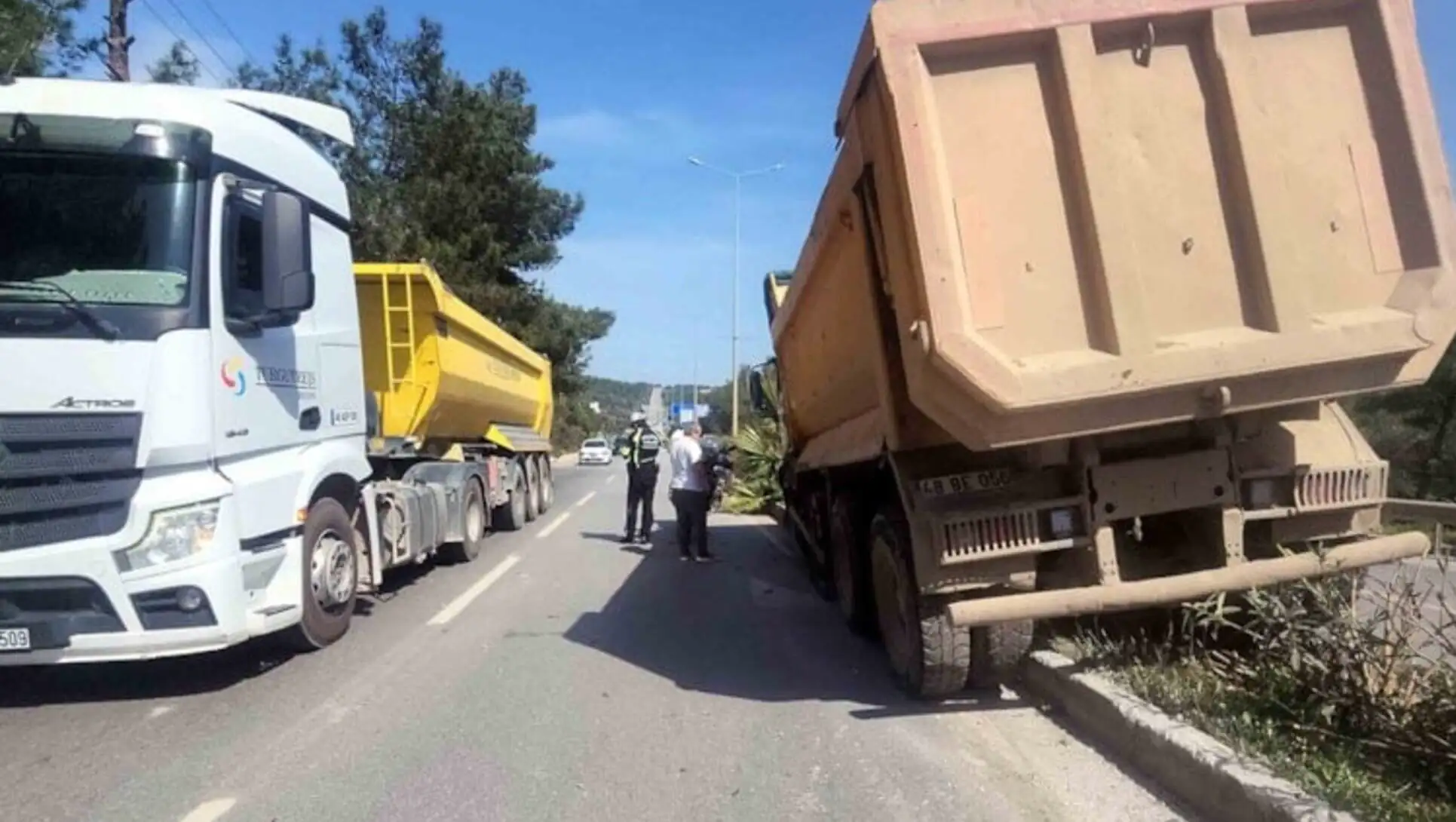 Bodrum'da meydana gelen kazada yaralıların yardımına koşan insanlar.