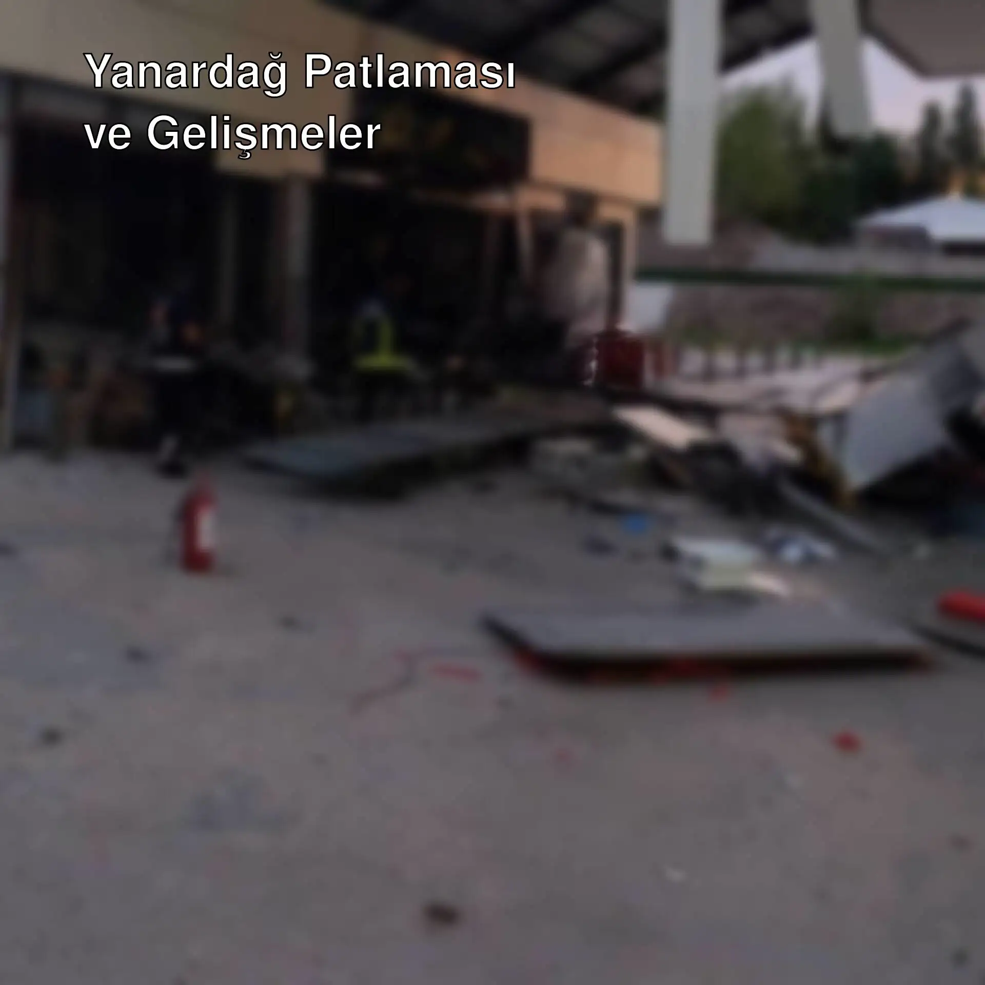 Patlama sonrası bir akaryakıt istasyonu görüntüsü.