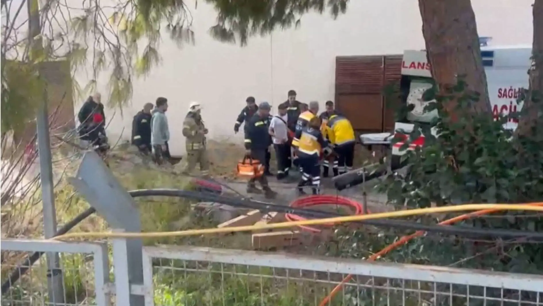 Patlama sonrası olay yerinde toplanan insanlar.