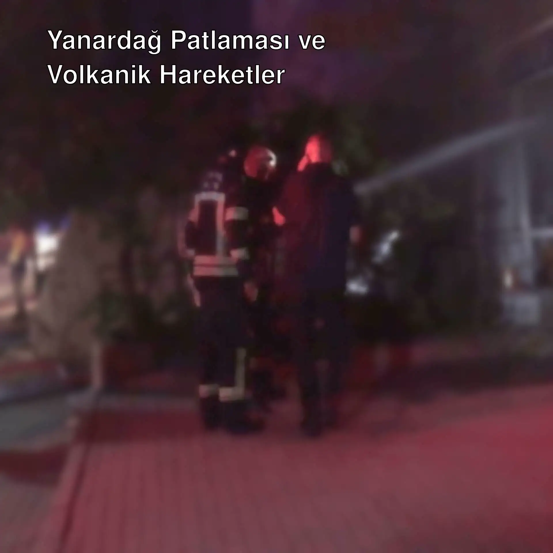 Bir grup insan kaldırımda duruyor. Bir grup insan kaldırımda duruyor.