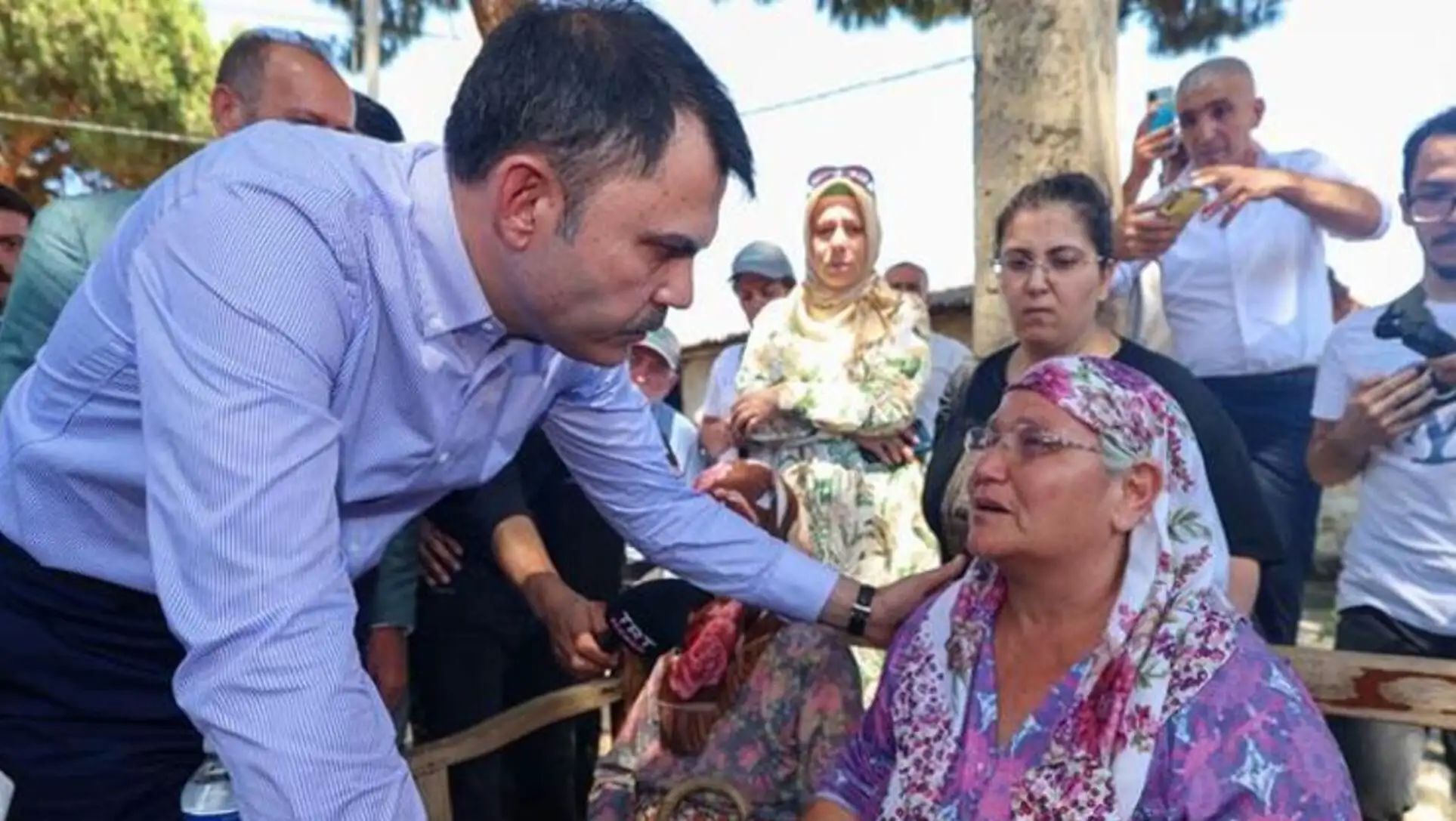 Bakan Kurum, afet bölgelerinde vatandaşlarla bir araya geliyor. Bakan Kurum, afet bölgelerinde vatandaşlarla bir araya geliyor.