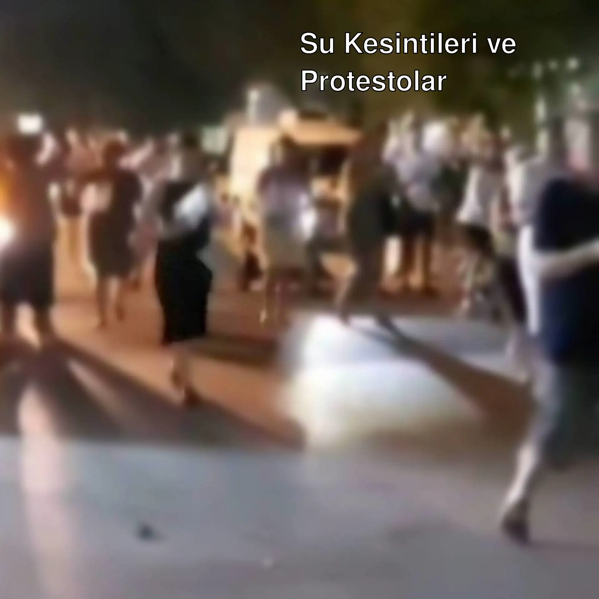 Tekirdağ'da su kesintileri nedeniyle sokakta yürüyüş yapan vatandaşlar. Tekirdağ'da su kesintileri nedeniyle sokakta yürüyüş yapan vatandaşlar.