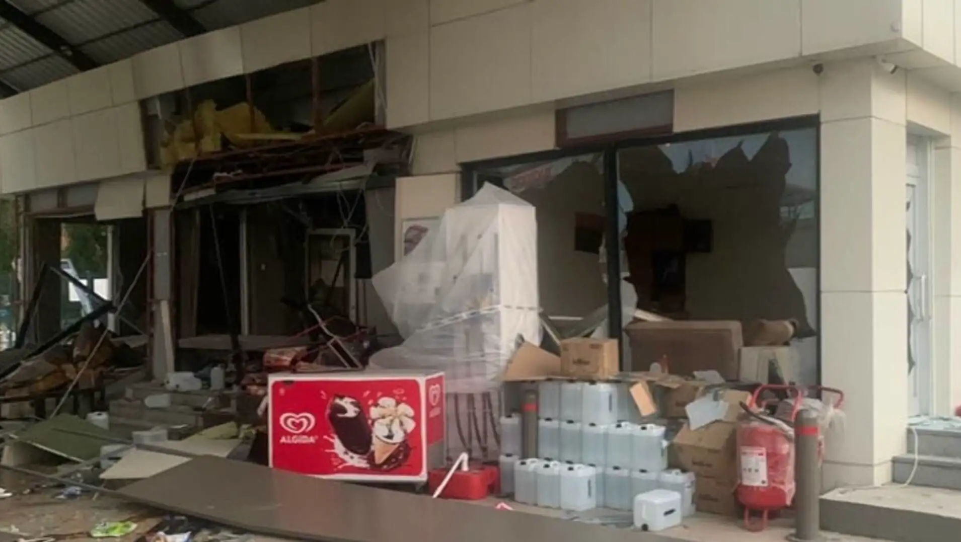 Patlama sonrası akaryakıt istasyonundaki hasar. Patlama sonrası akaryakıt istasyonundaki hasar.