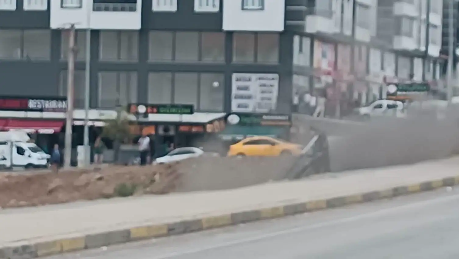 Patlama sonrası bölgedeki ekipler çalışmalara başladı.