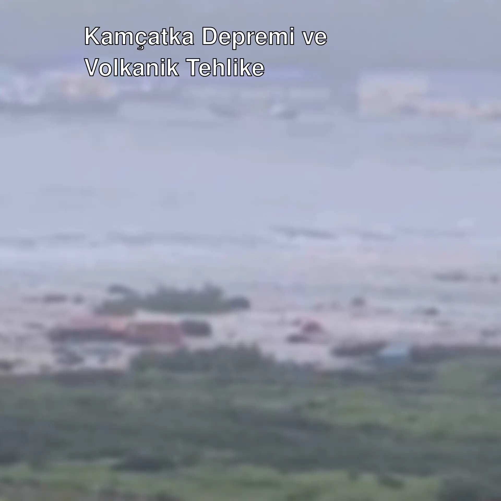 Kamçatka'daki tsunami dalgaları. Binaların arka planda olduğu bir su kütlesi.