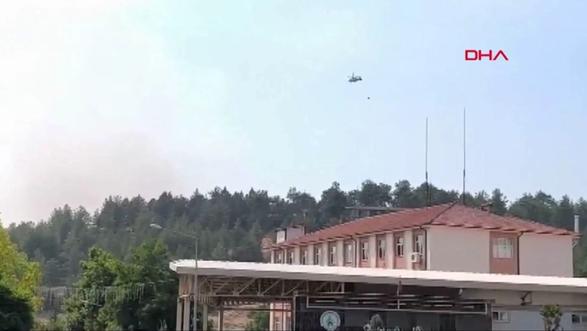 Yangın bölgesinde havadan müdahale eden bir helikopter. Yangın bölgesinde havadan müdahale eden bir helikopter.