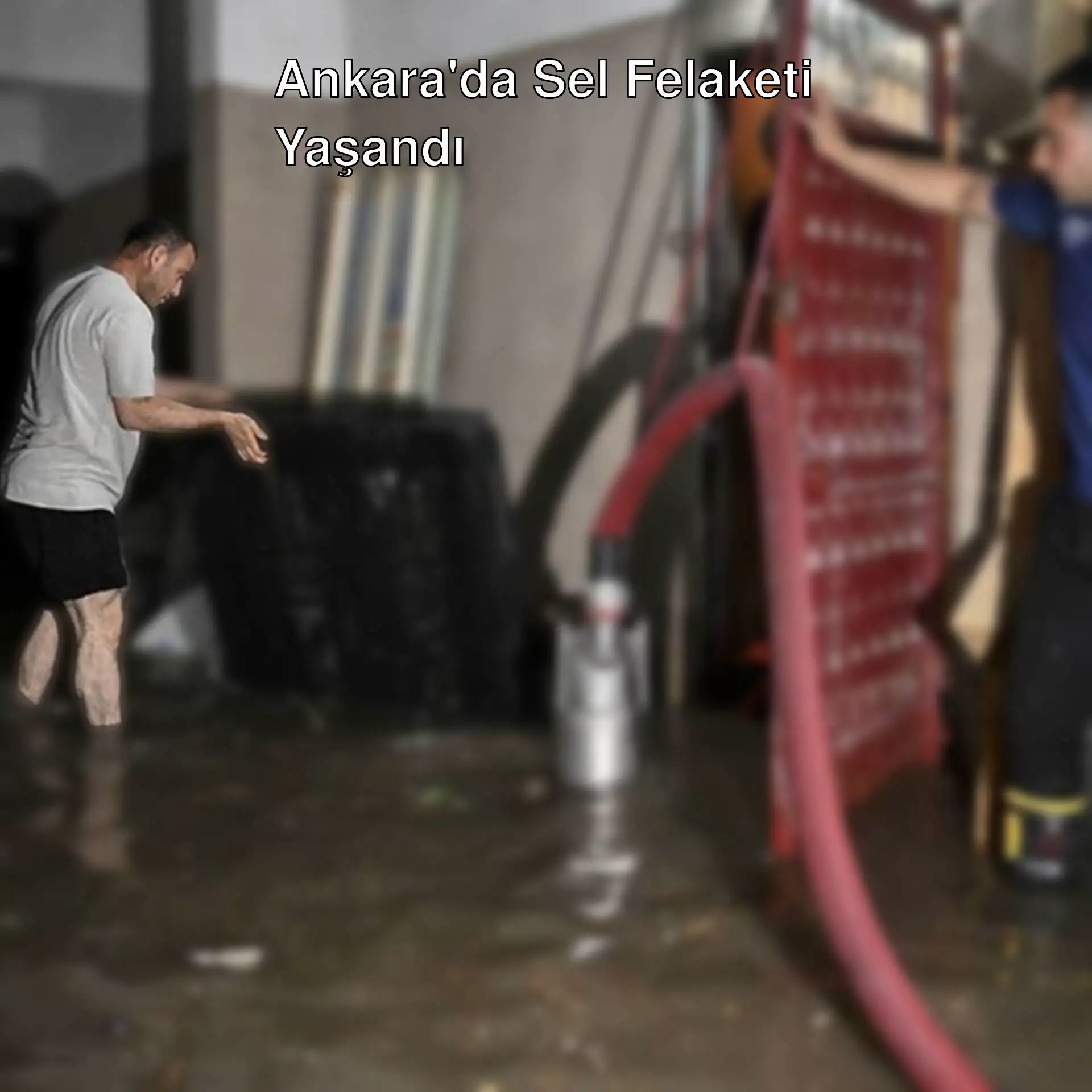 Ankara'da sel felaketi sırasında su içinde kalan bir adam. Ankara'da sel felaketi sırasında su içinde kalan bir adam.