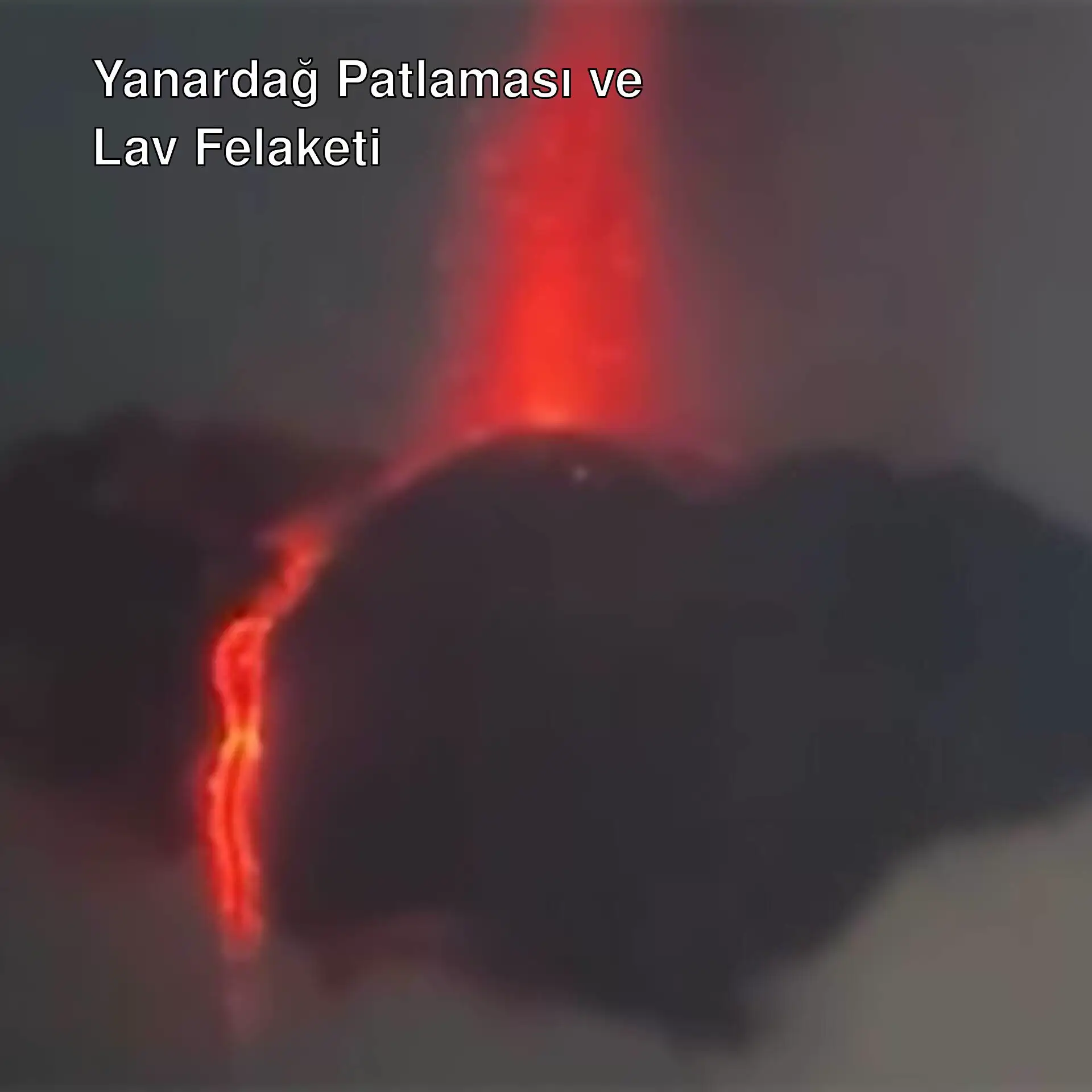 Bir yanardağdan lavların püskürdüğü an. Bir yanardağdan lavların püskürdüğü an.