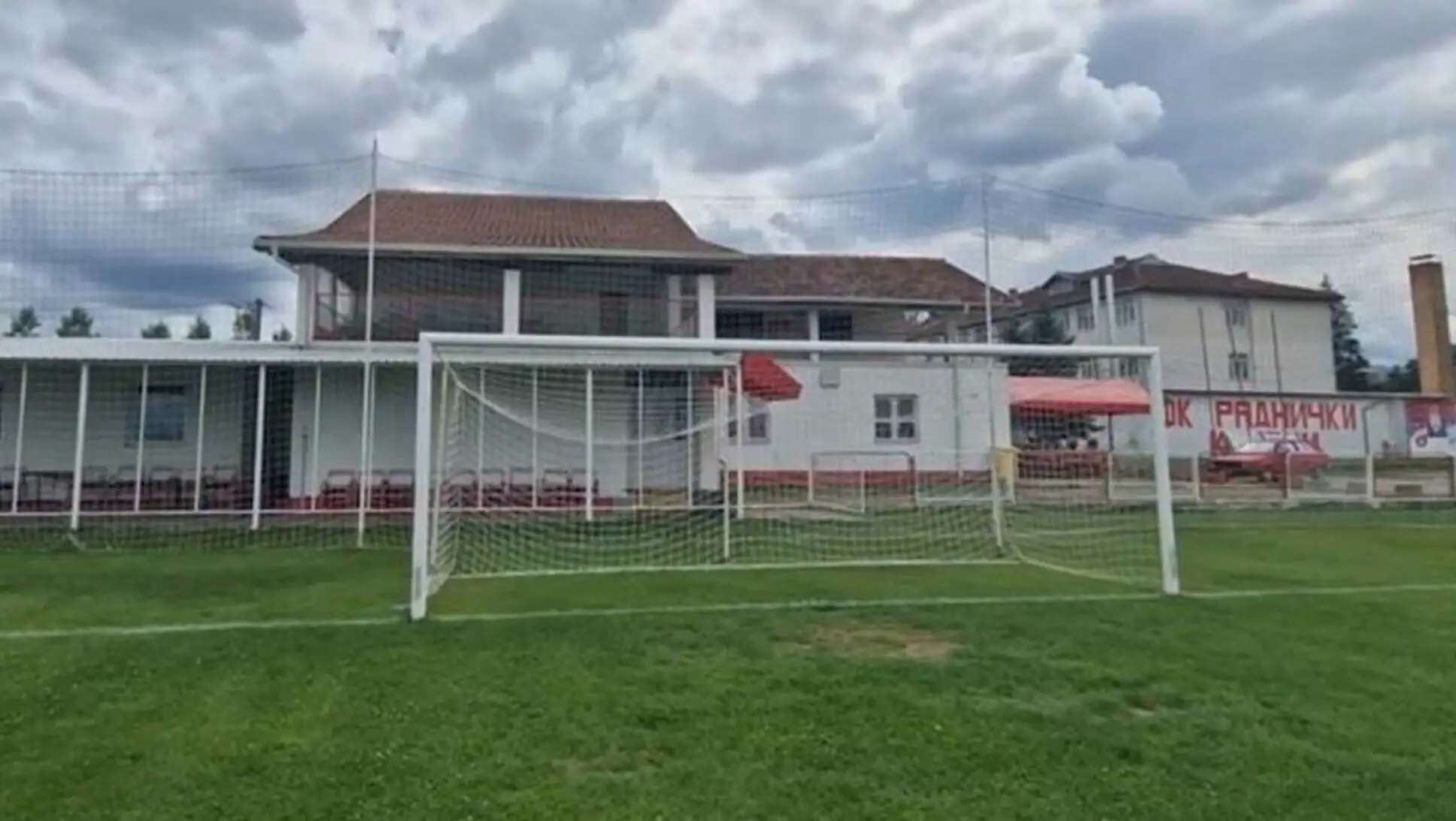 Futbol sahasında yıldırım düşmesi sonucu yaralanmalar. Futbol sahasında yıldırım düşmesi sonucu yaralanmalar.
