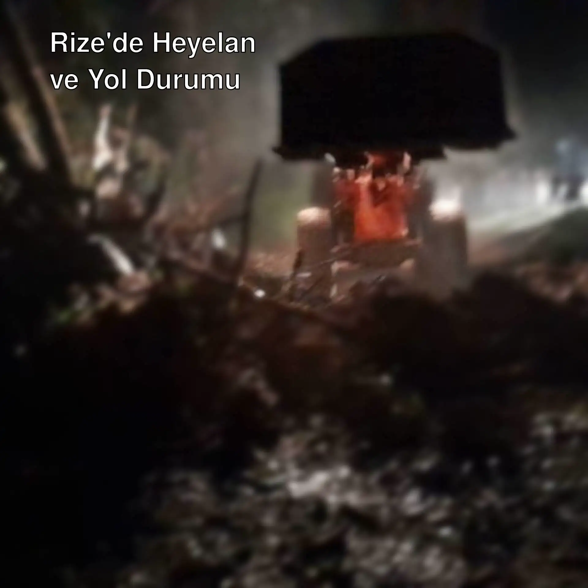 Rize'de heyelan sonrası yol açıldı. Rize'de heyelan sonrası yol açıldı.