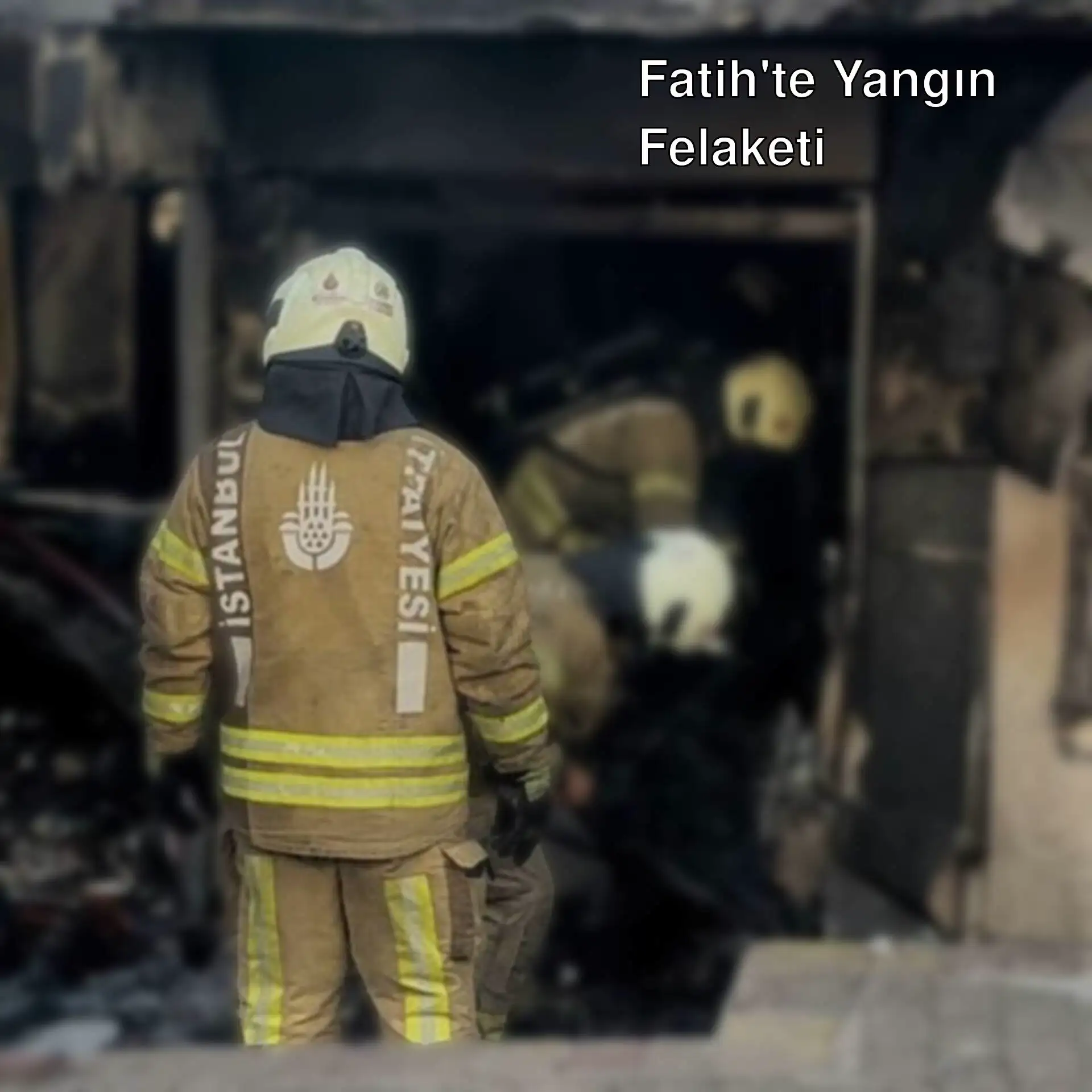 İstanbul Fatih'te bir binada itfaiye ekipleri yangına müdahale ediyor.