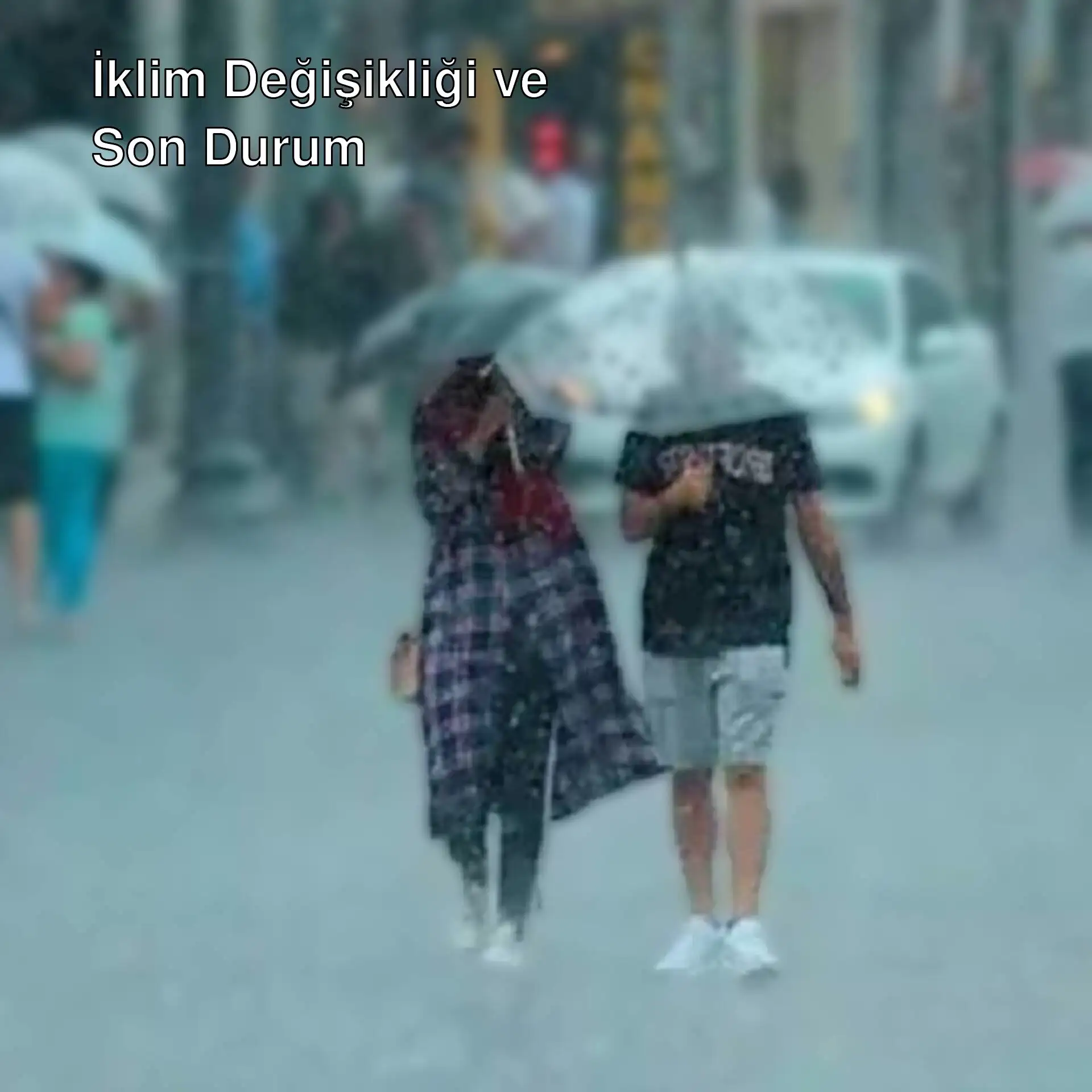İstanbul'da sağanak yağışta insanlar şemsiye tutuyor.